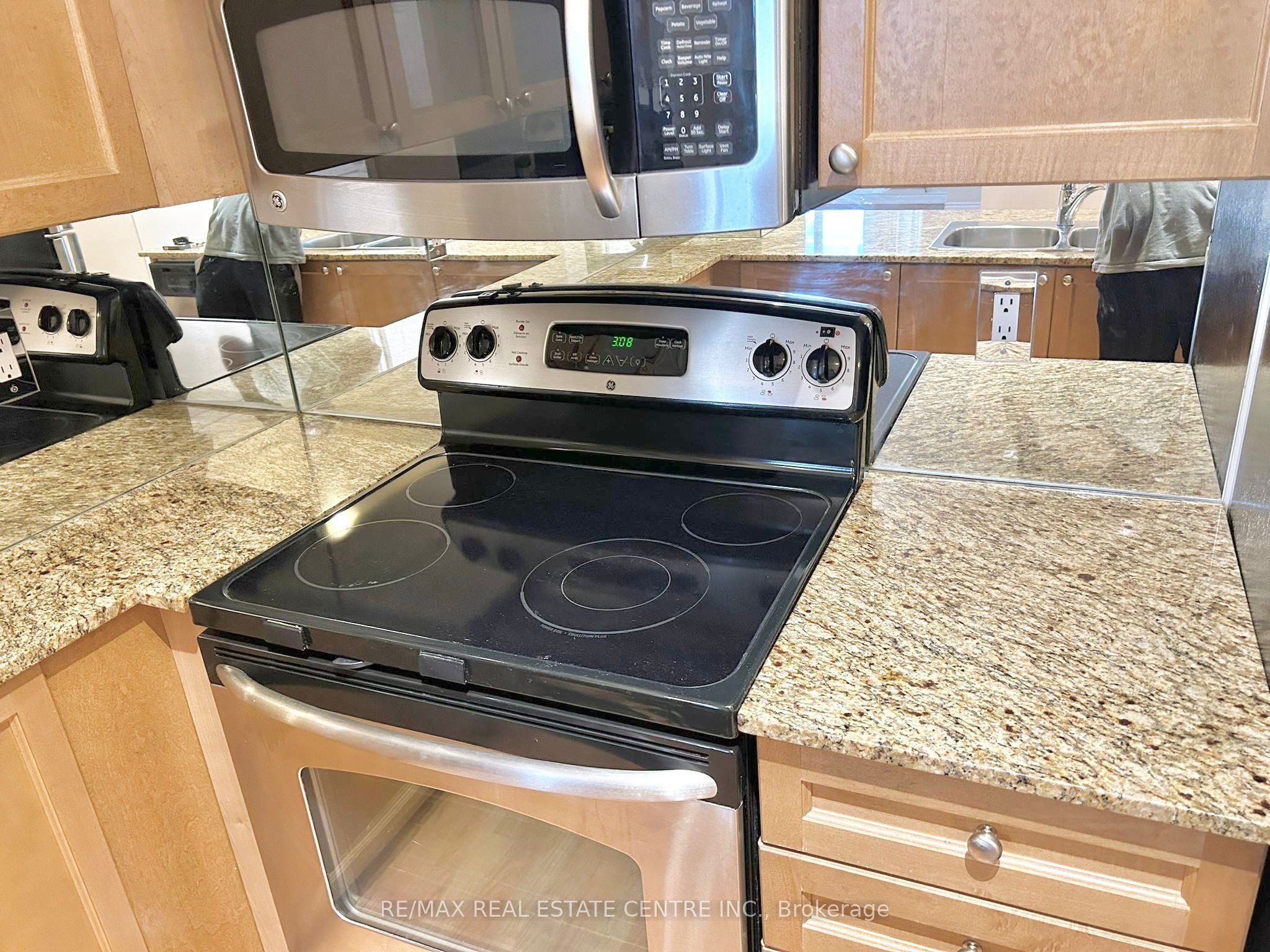 761 Bay Street 204, Toronto, ON M5G 2R2 photo 4