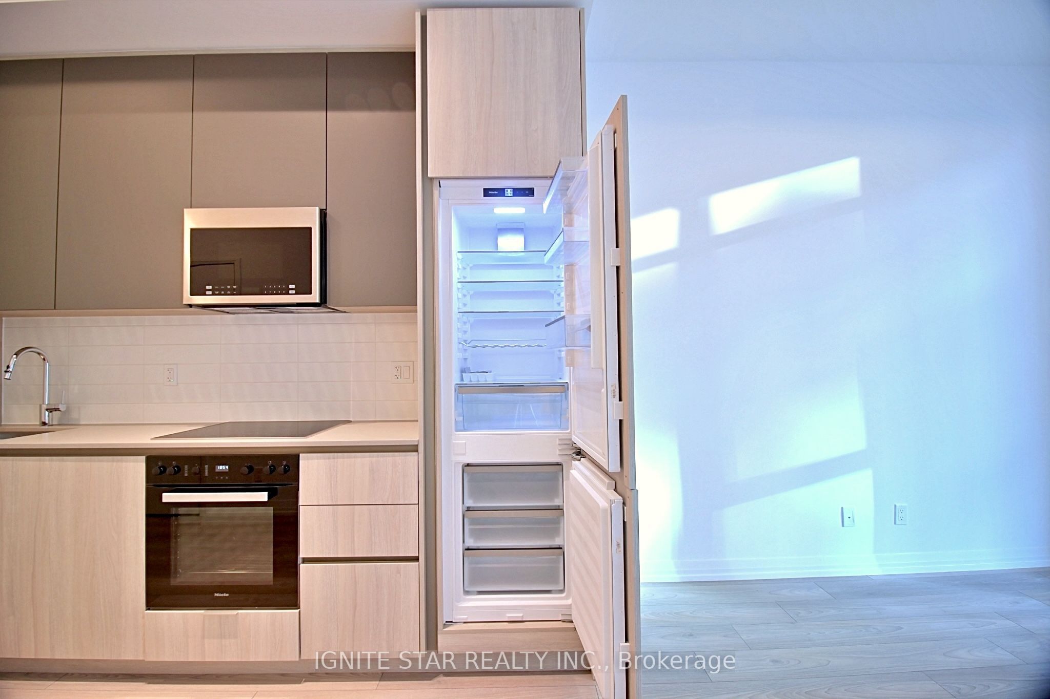 400 King Street W 1119, Toronto, ON M5V 0X8 photo 3