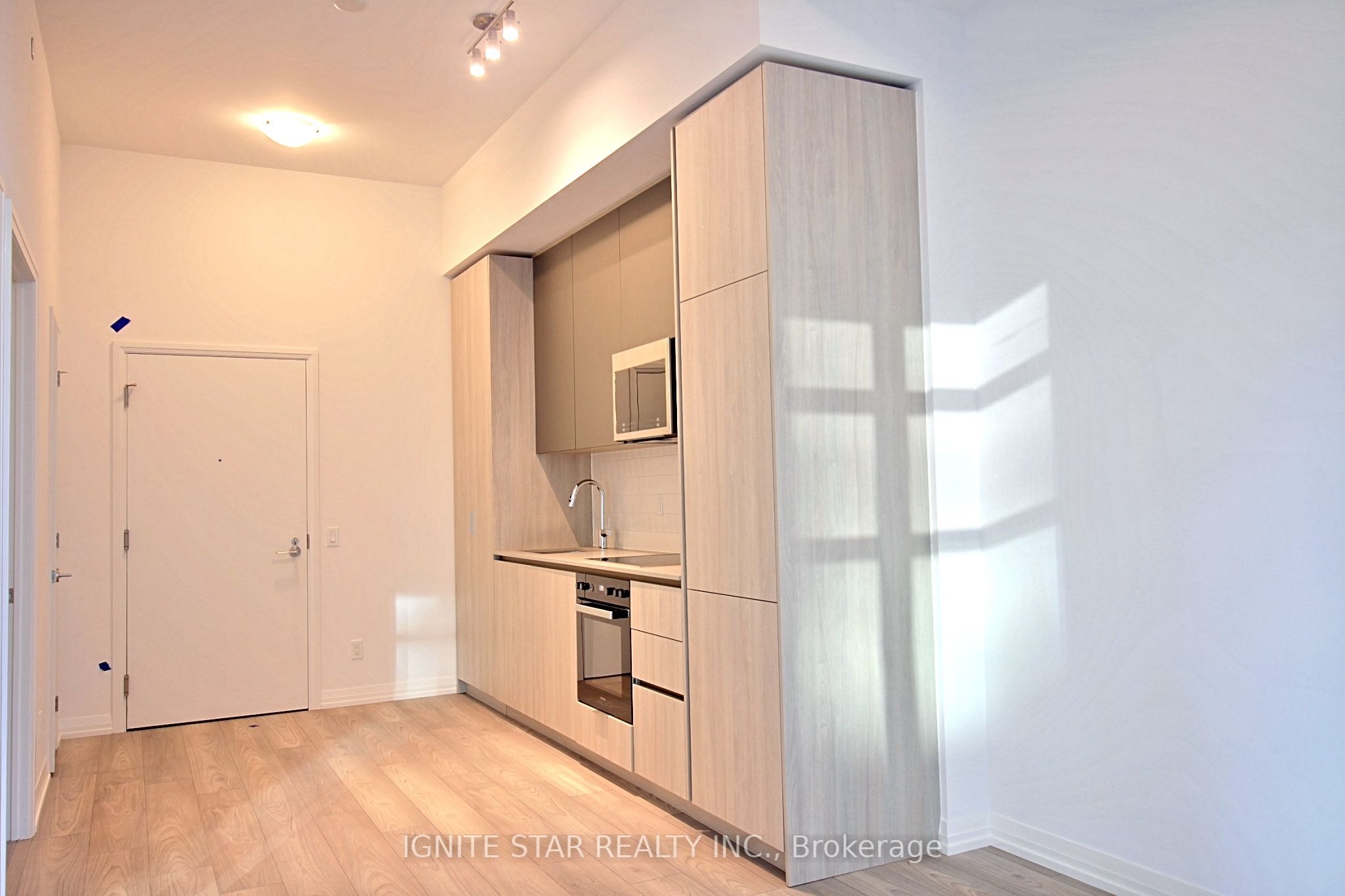 400 King Street W 1119, Toronto, ON M5V 0X8 photo 5