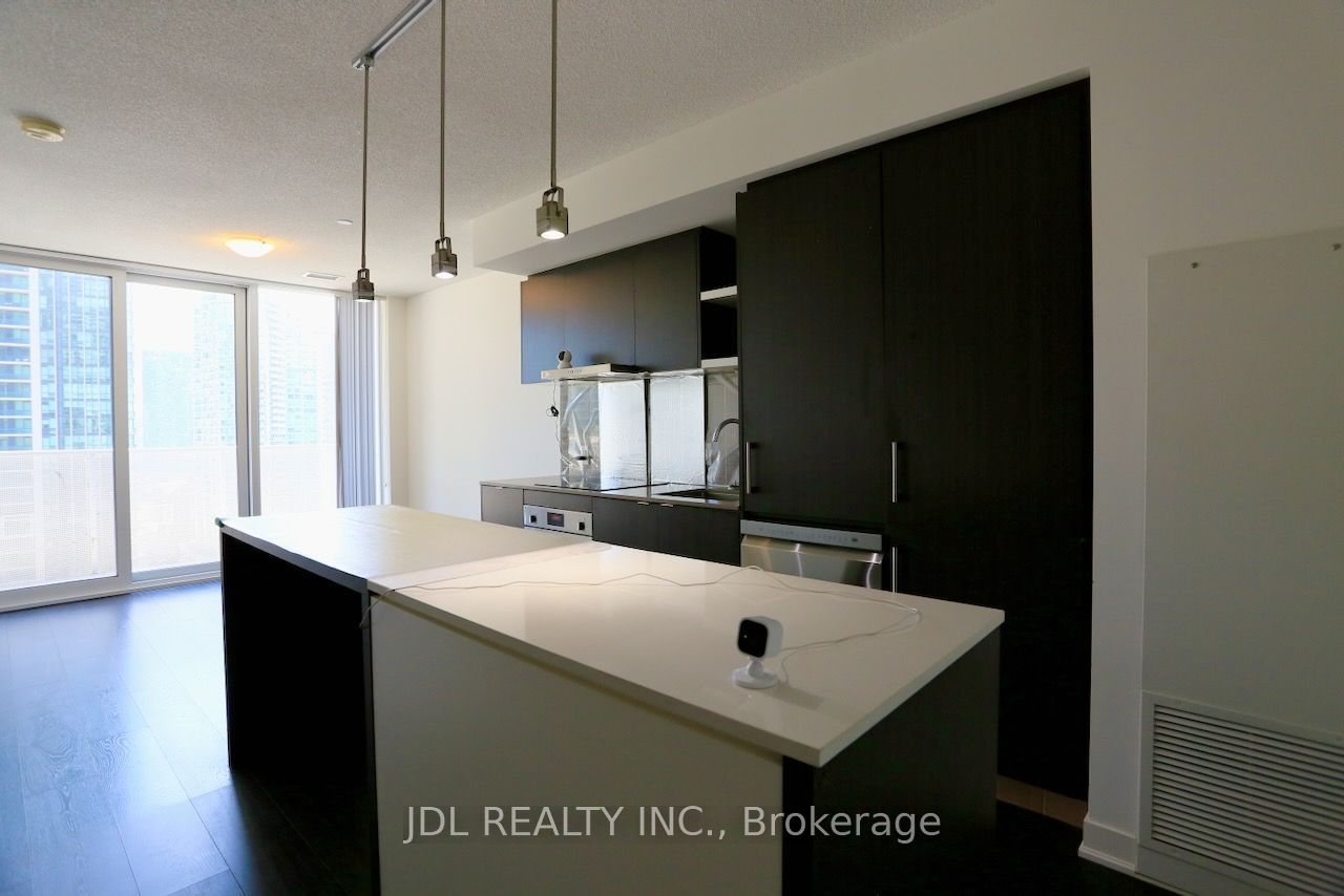 88 Harbour Street 1705, Toronto, ON M5J 0C3 photo 4