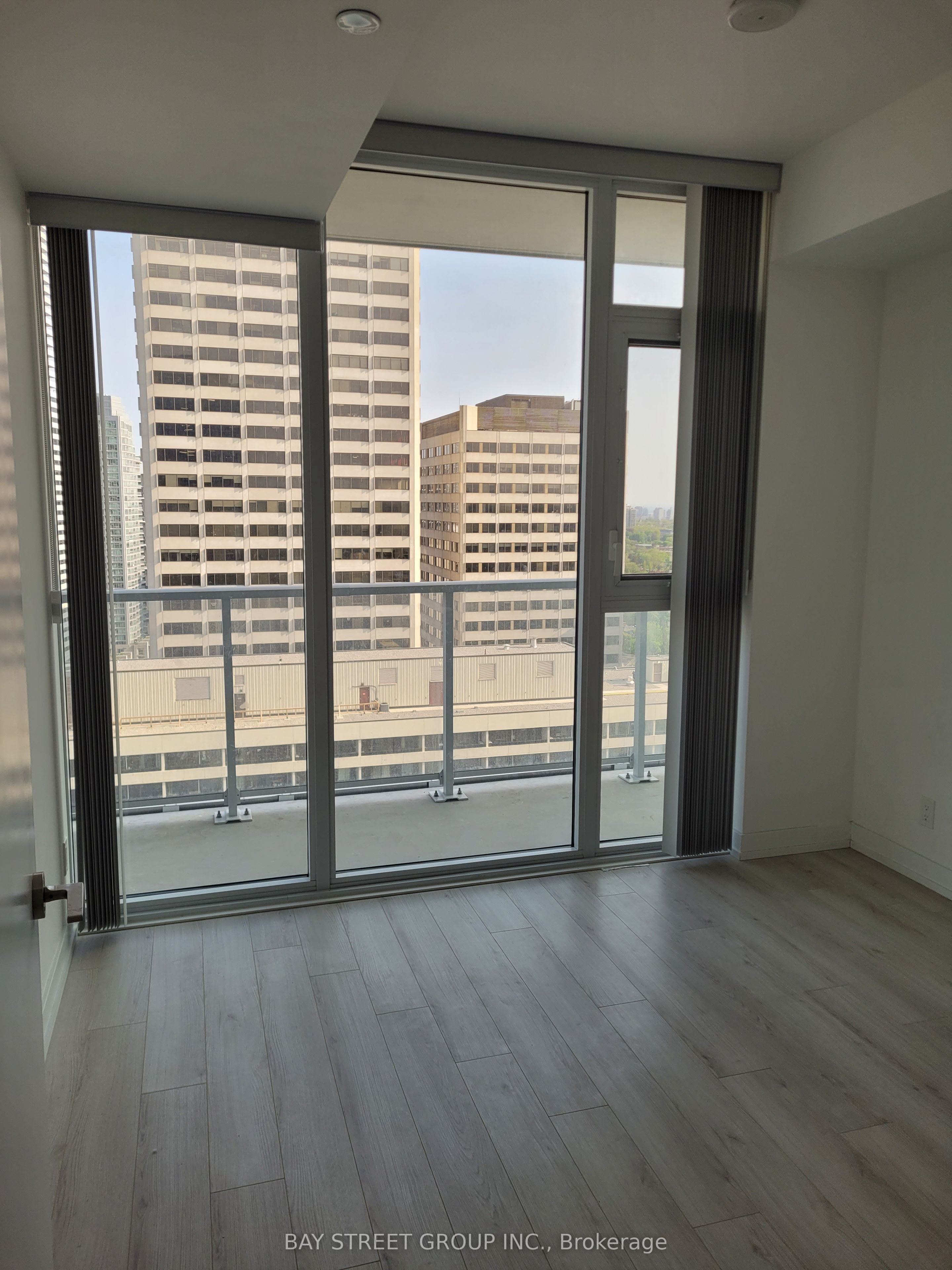 33 Helendale Avenue 2108, Toronto, ON M4R 0A4 photo 4