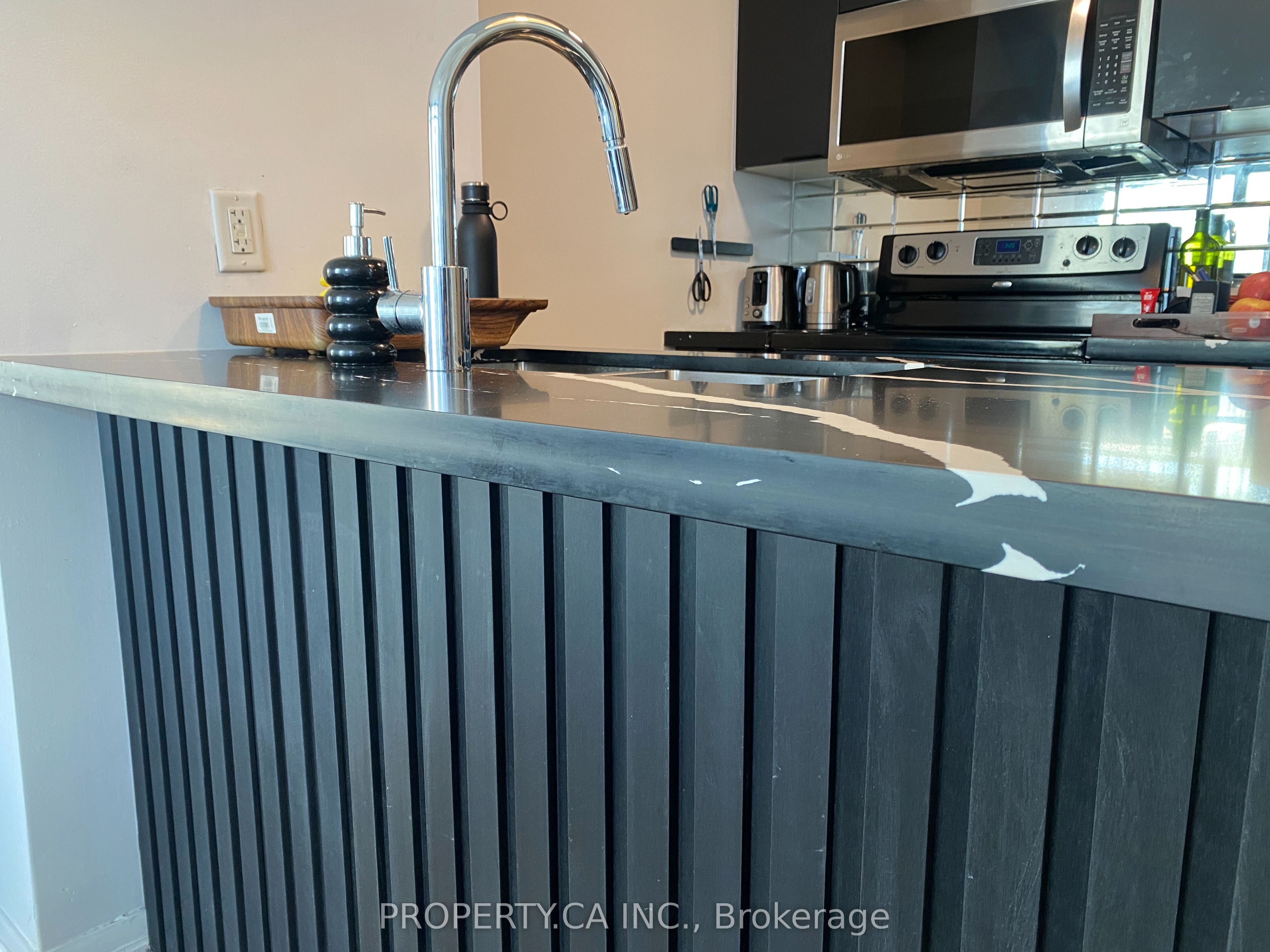 38 Grenville Street 602, Toronto, ON M4Y 1A5 photo 3
