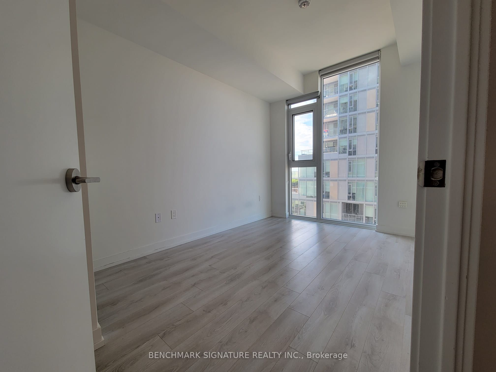 33 Helendale Avenue 603, Toronto, ON M4R 0A4 photo 3