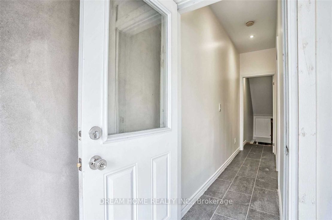 401 Crawford Street Basemen, Toronto, ON M6J 2W1 photo 3
