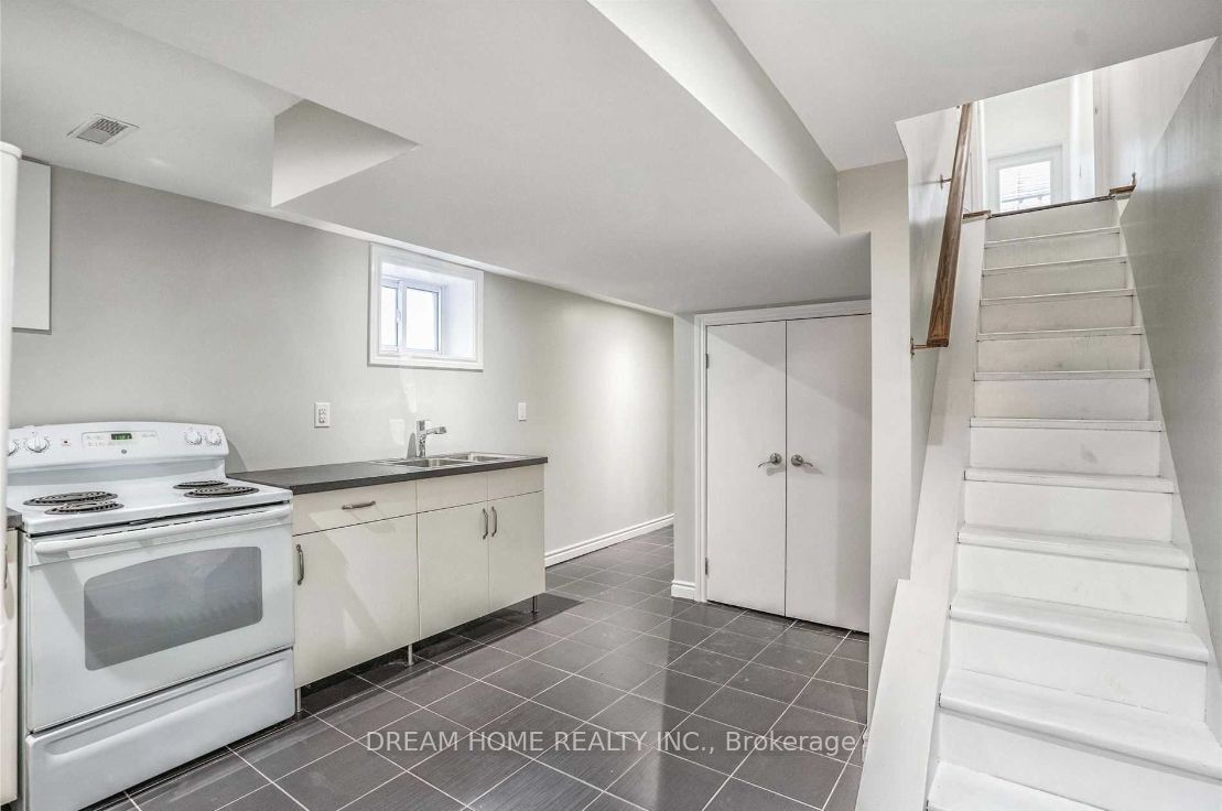 401 Crawford Street Basemen, Toronto, ON M6J 2W1 photo 5
