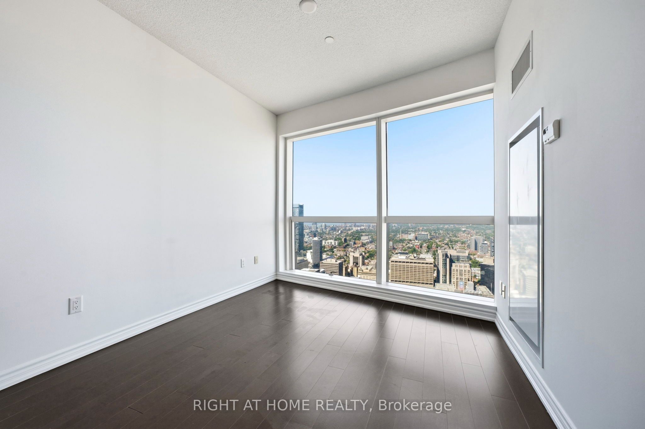 386 Yonge Street 5614, Toronto, ON M5B 0A5 photo 4