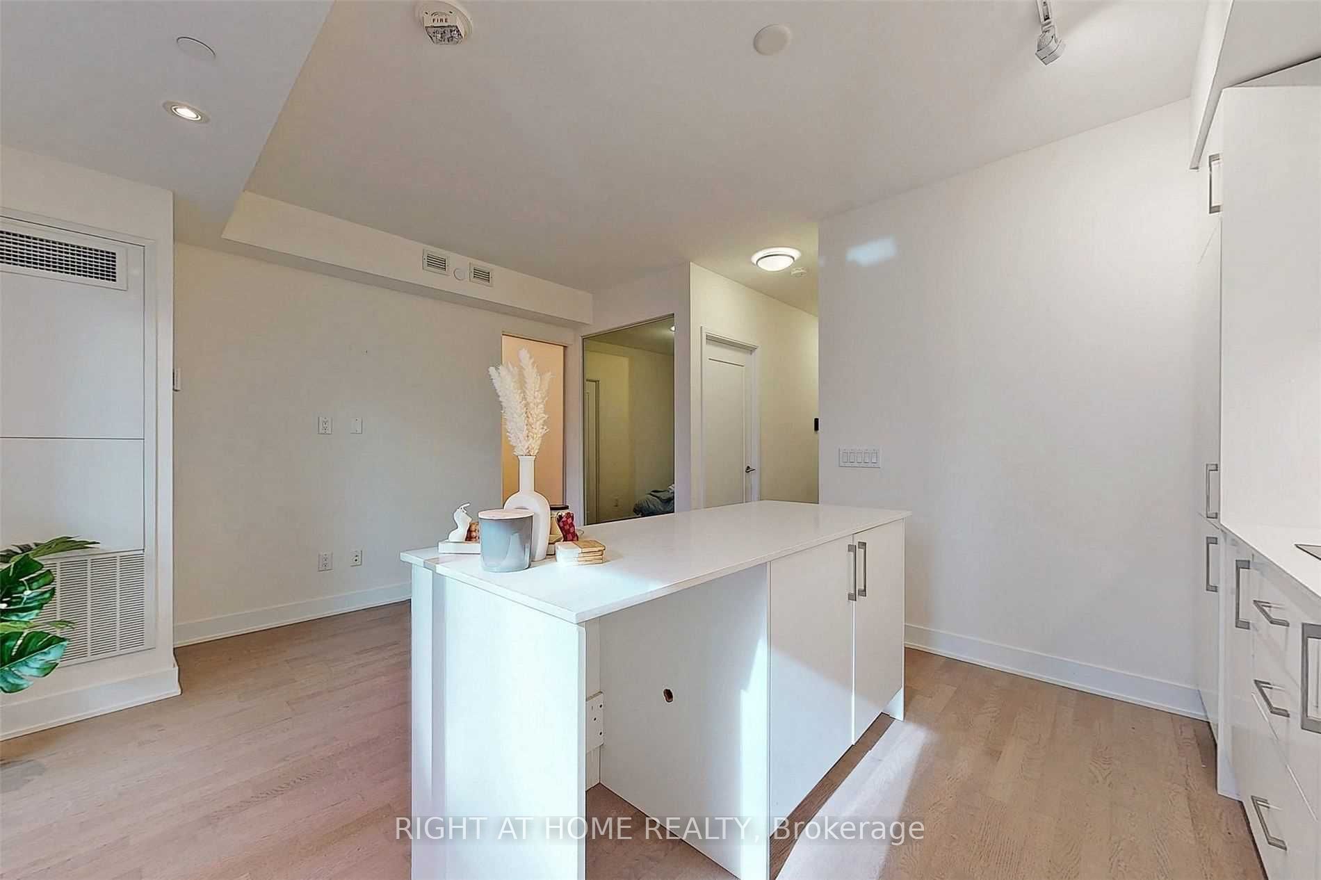 88 Cumberland Street 408, Toronto, ON M5R 1A3 photo 5