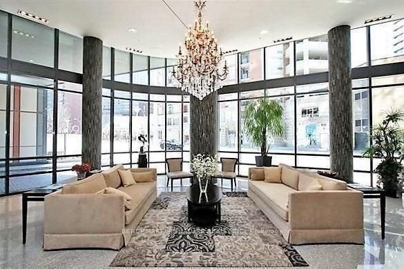 825 Church Street 2907, Toronto, ON M4W 3Z4 photo 3