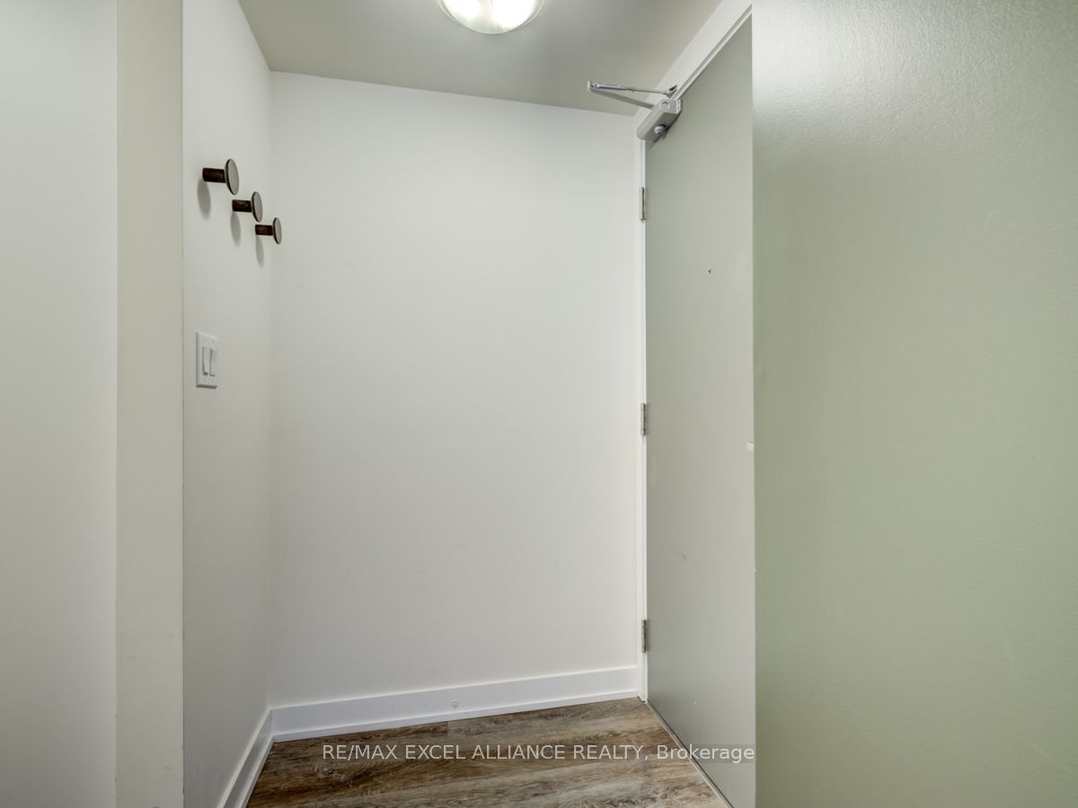 17 Dundonald Street 201, Toronto, ON M4Y 0E4 photo 2