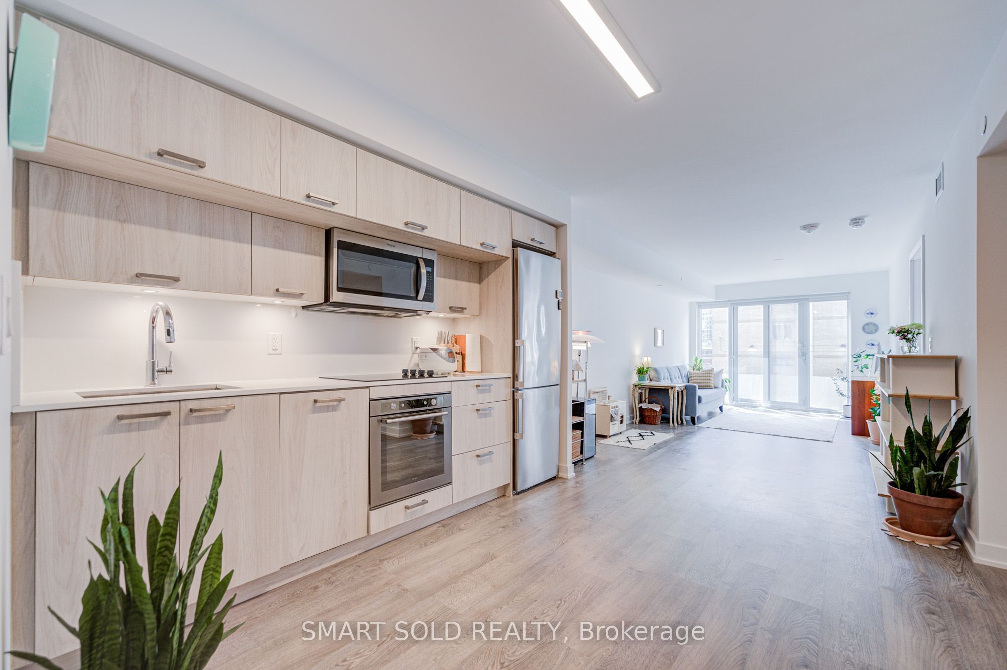 50 Mccaul Street 813, Toronto, ON M5T 1V9
