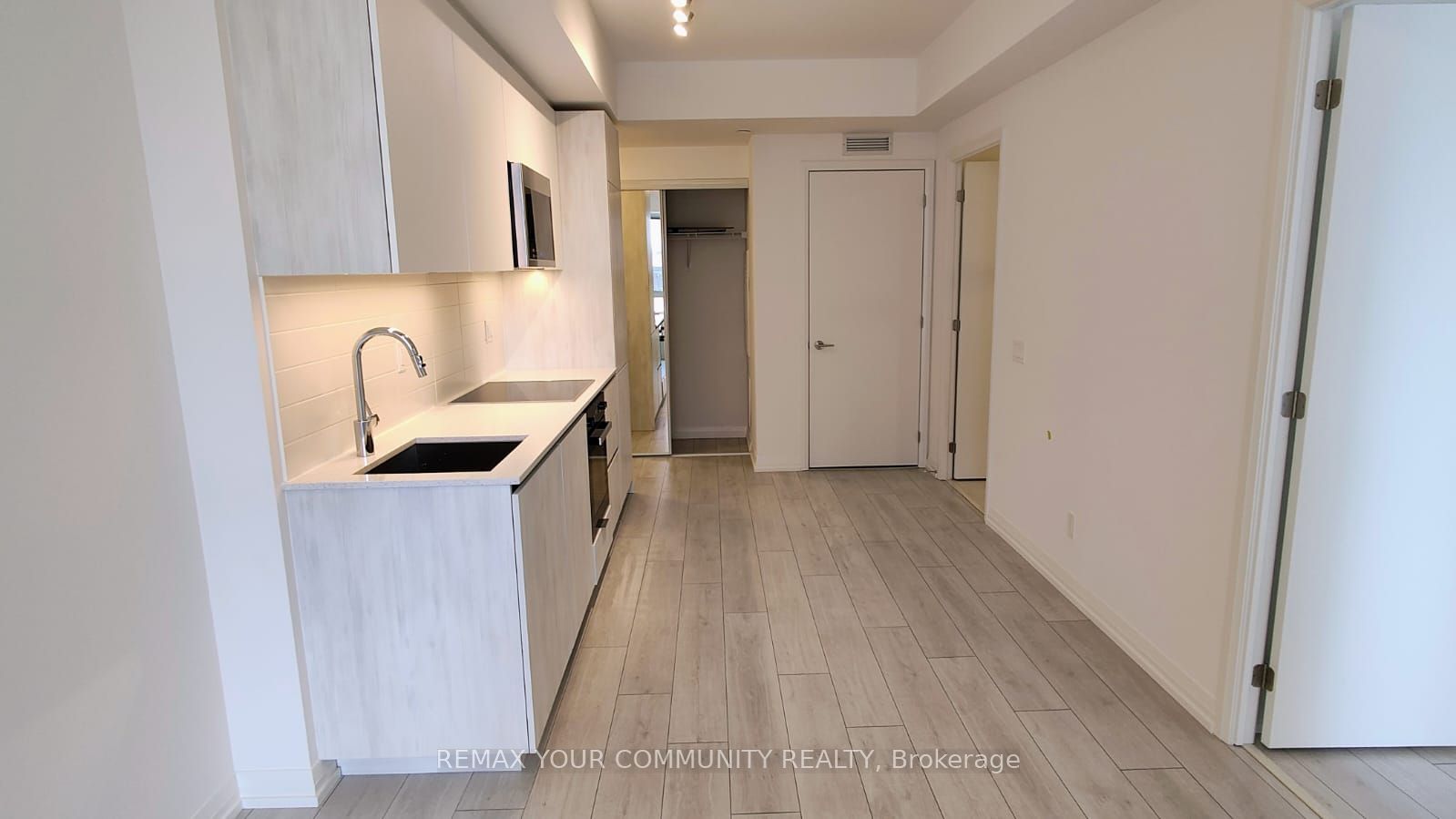 400 King Street 504, Toronto, ON M5V 0X8 photo 3