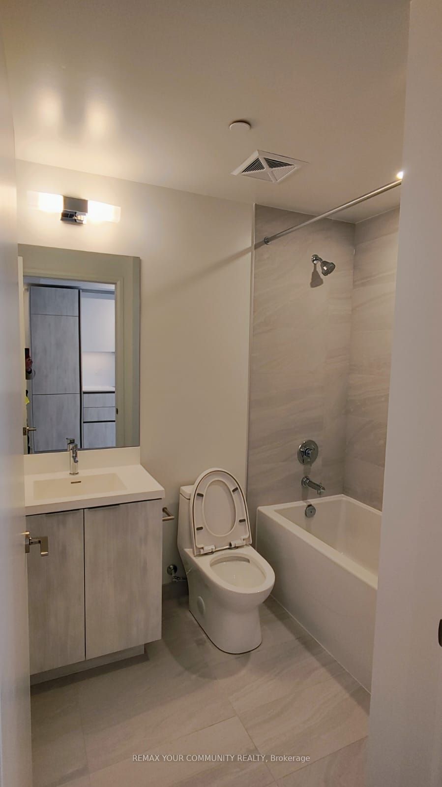 400 King Street 504, Toronto, ON M5V 0X8 photo 5
