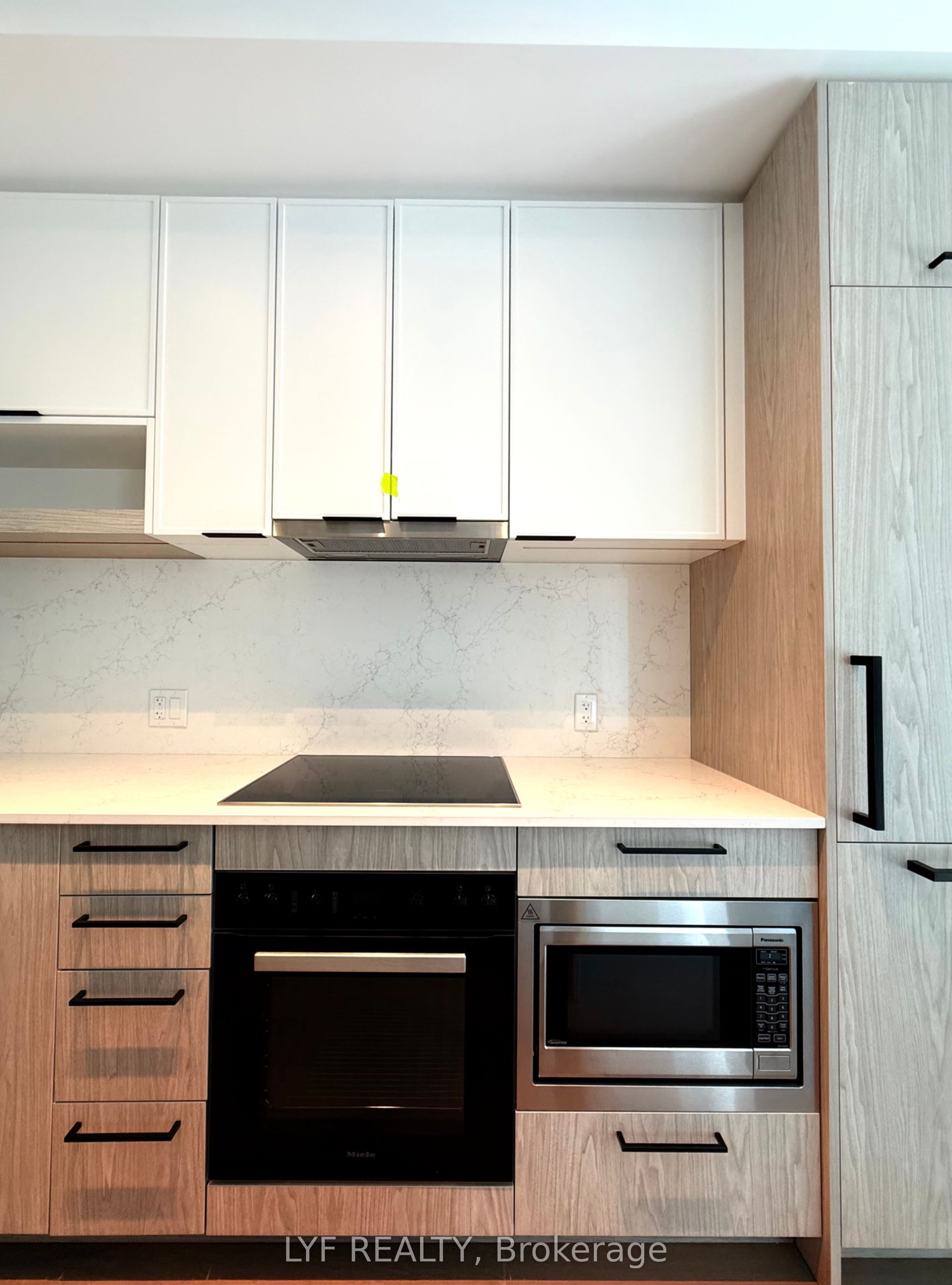 91 Montclair Avenue 826, Toronto, ON M5P 0B1 photo 5