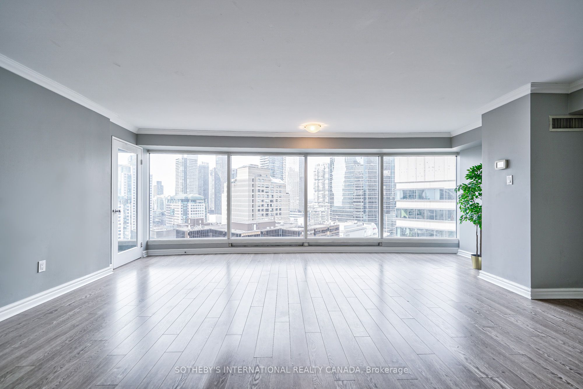 33 University Avenue 2506, Toronto, ON M5J 2S7