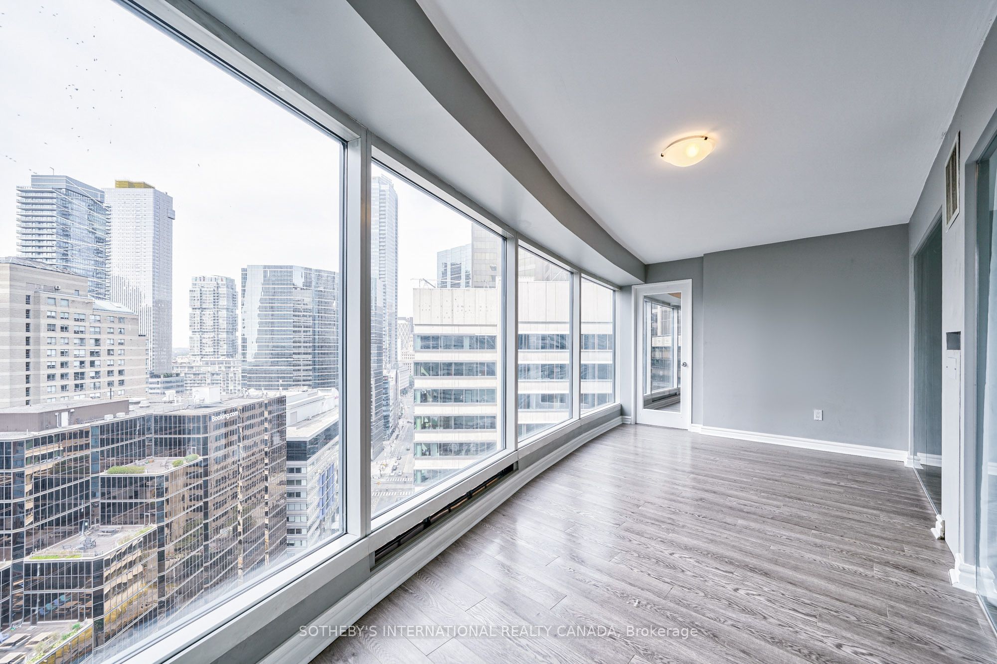 33 University Avenue 2506, Toronto, ON M5J 2S7 photo 5