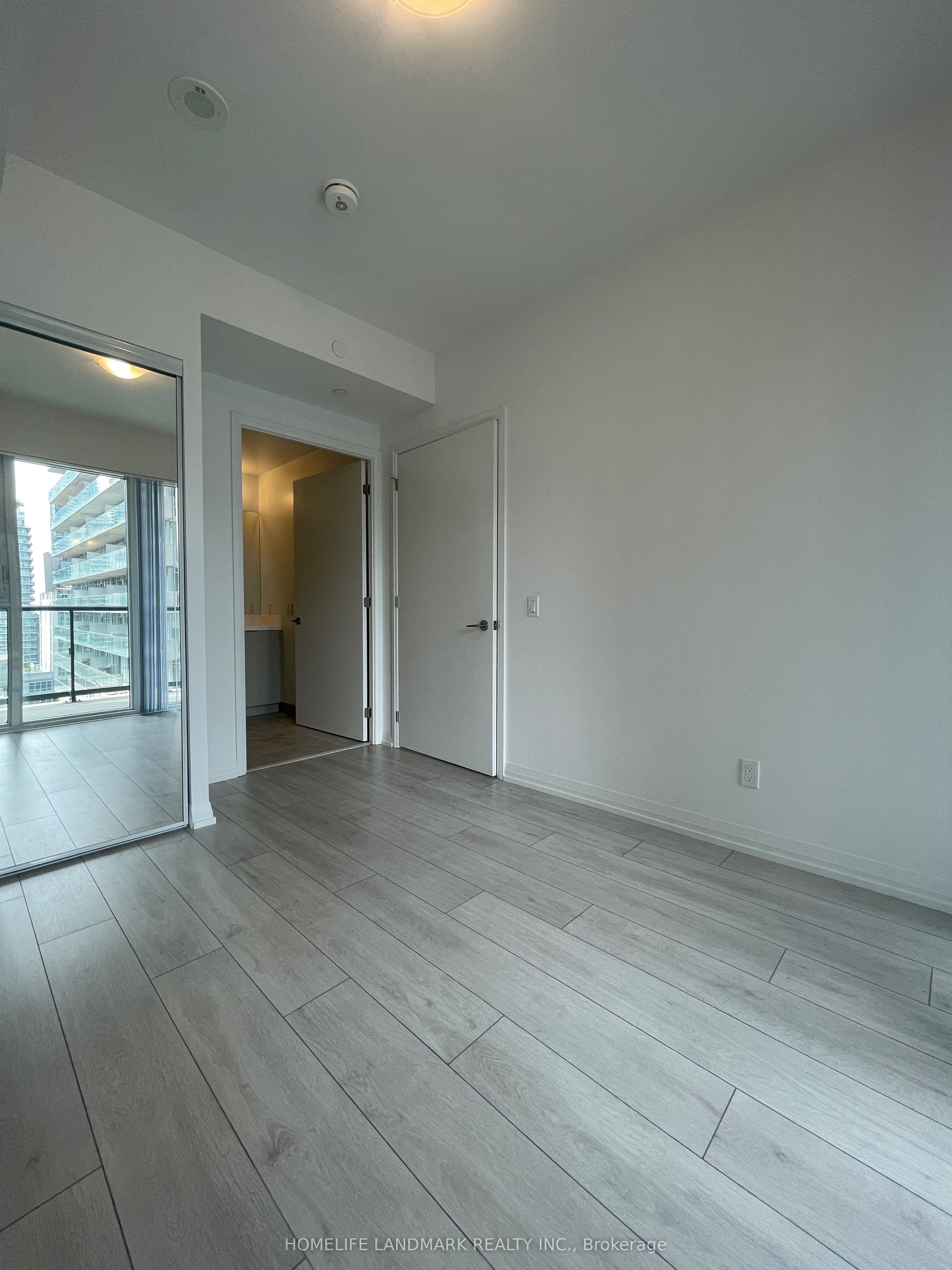 400 King Street W 1017, Toronto, ON M5V 0X8