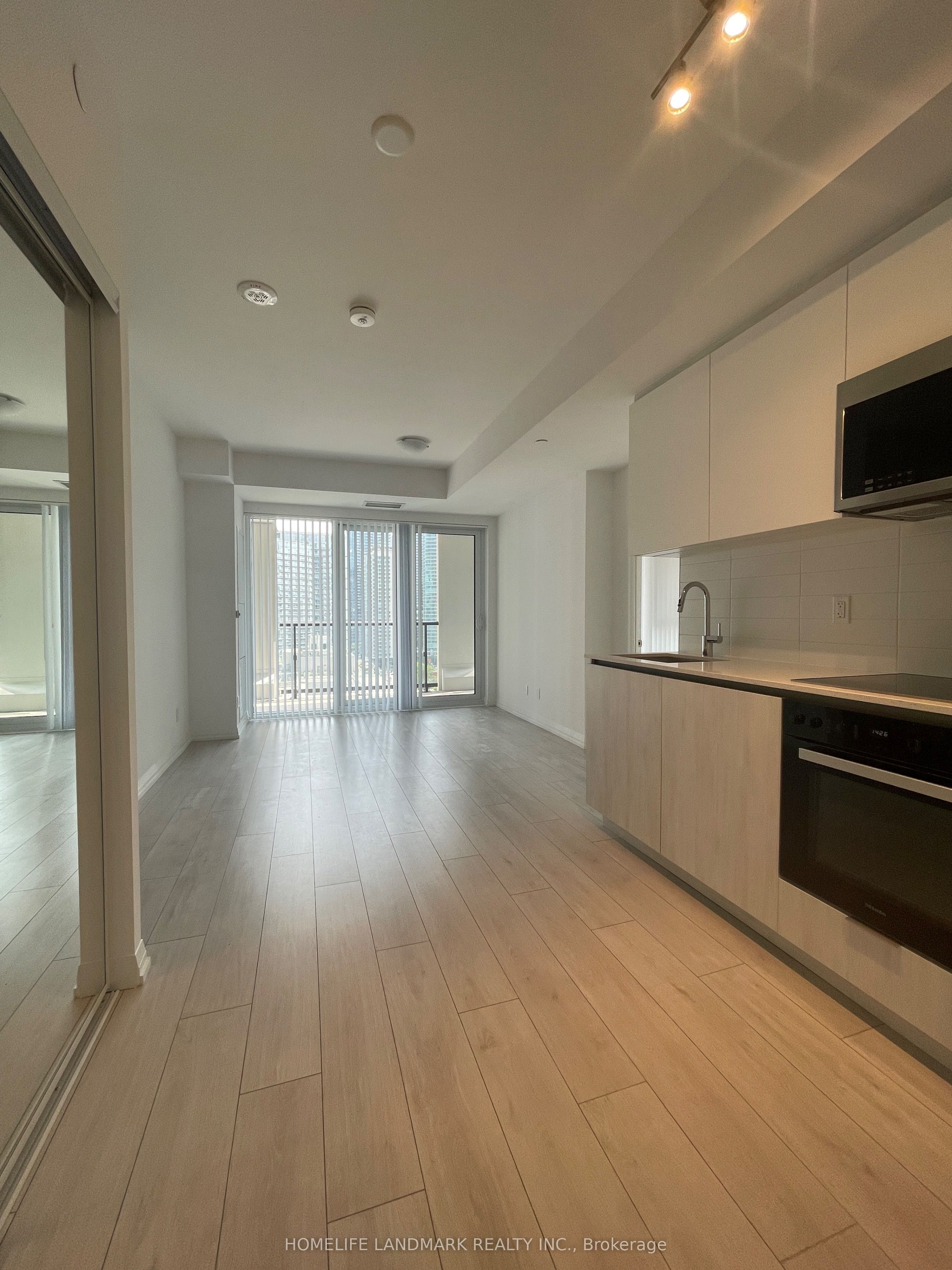 400 King Street W 1017, Toronto, ON M5V 0X8 photo 3