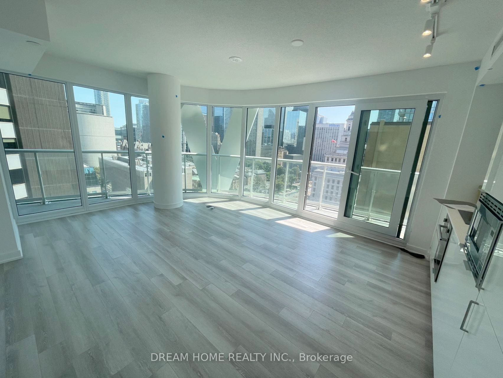 230 Simcoe Street 1630, Toronto, ON M5T 1T4 photo 4