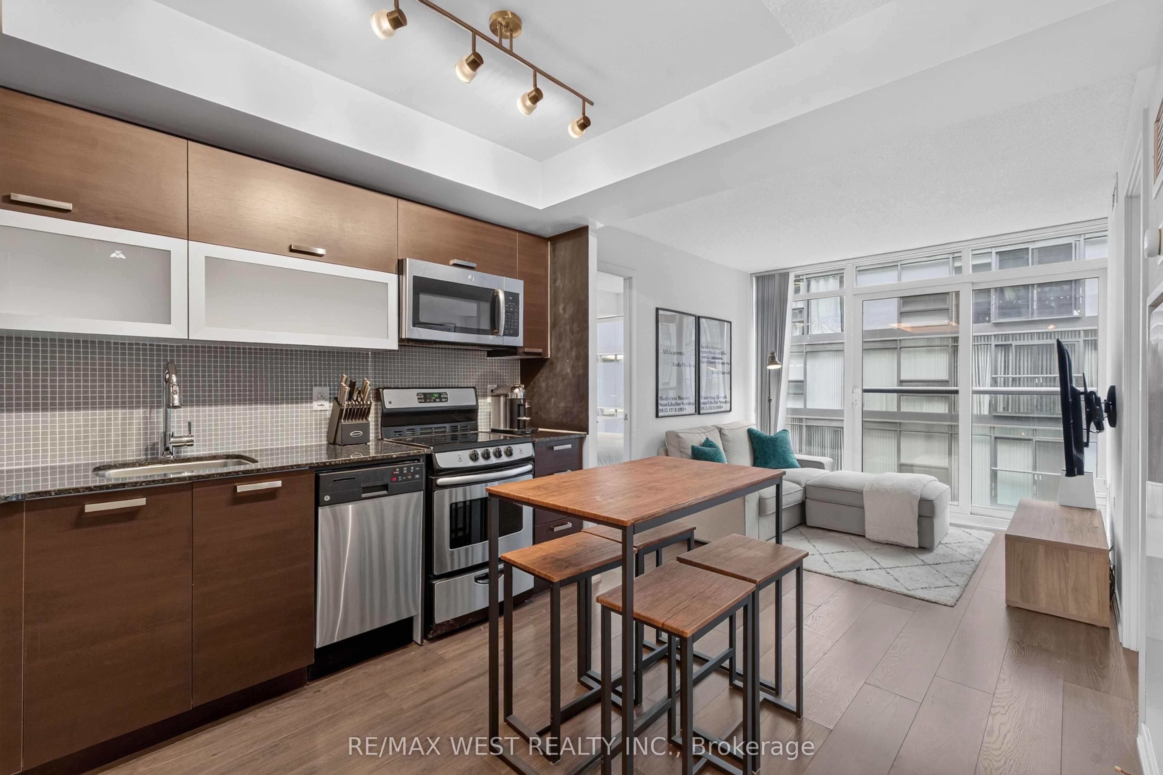 36 Lisgar Street 1802, Toronto, ON M6J 0C7 photo 2
