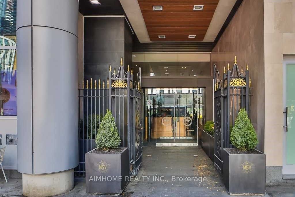 375 King Street 2208, Toronto, ON M5V 1K1 photo 2