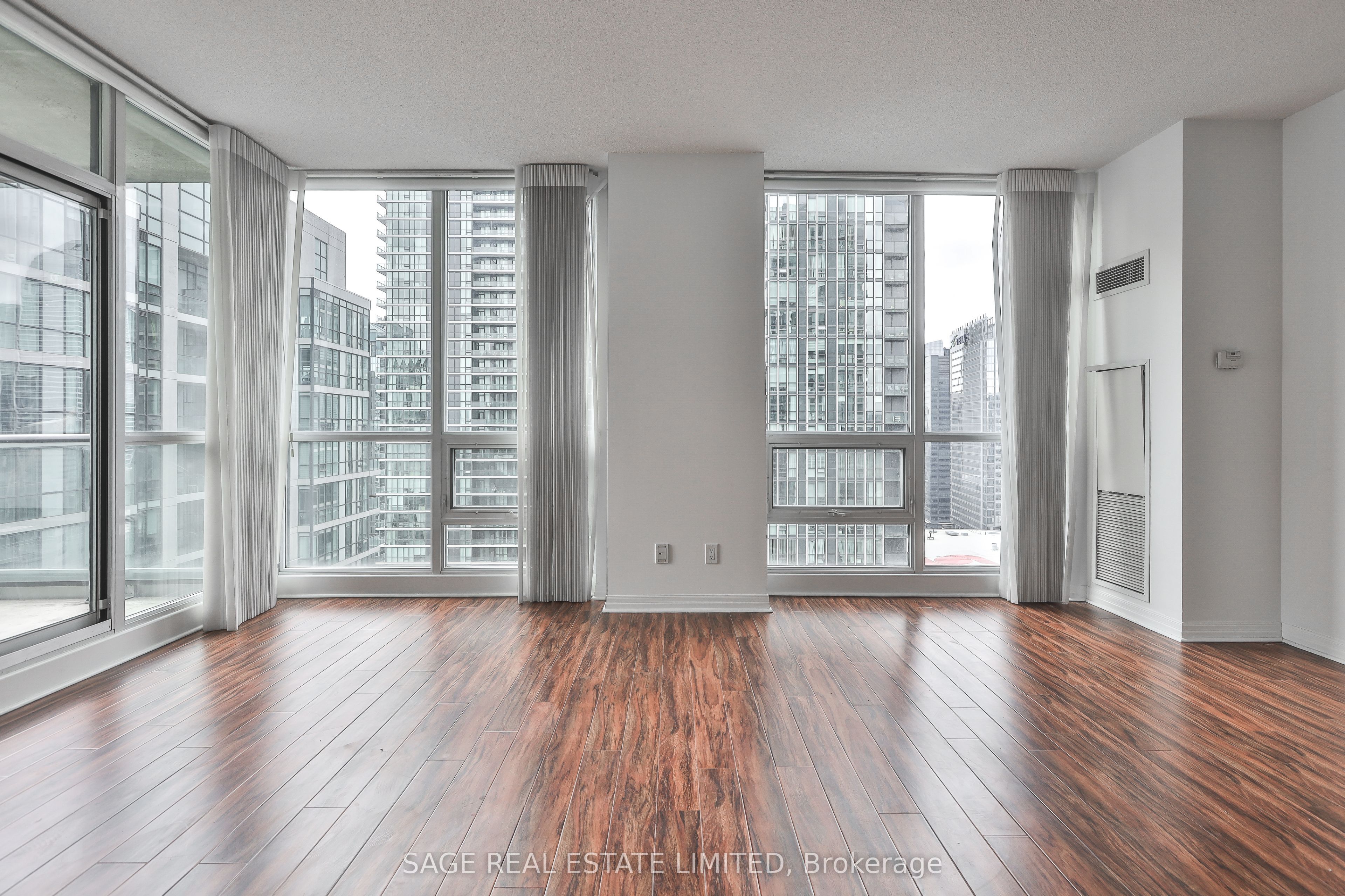 16 Yonge Street 2711, Toronto, ON M5E 2A1 photo 2