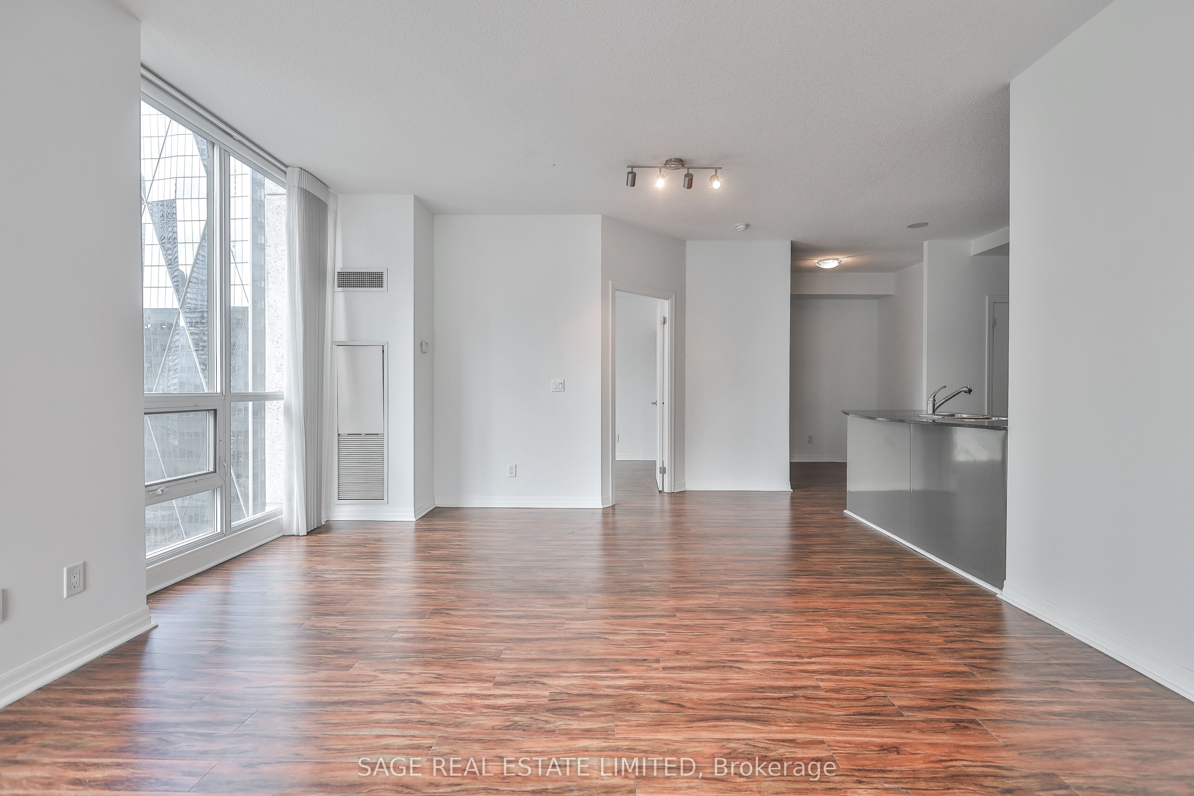 16 Yonge Street 2711, Toronto, ON M5E 2A1 photo 3