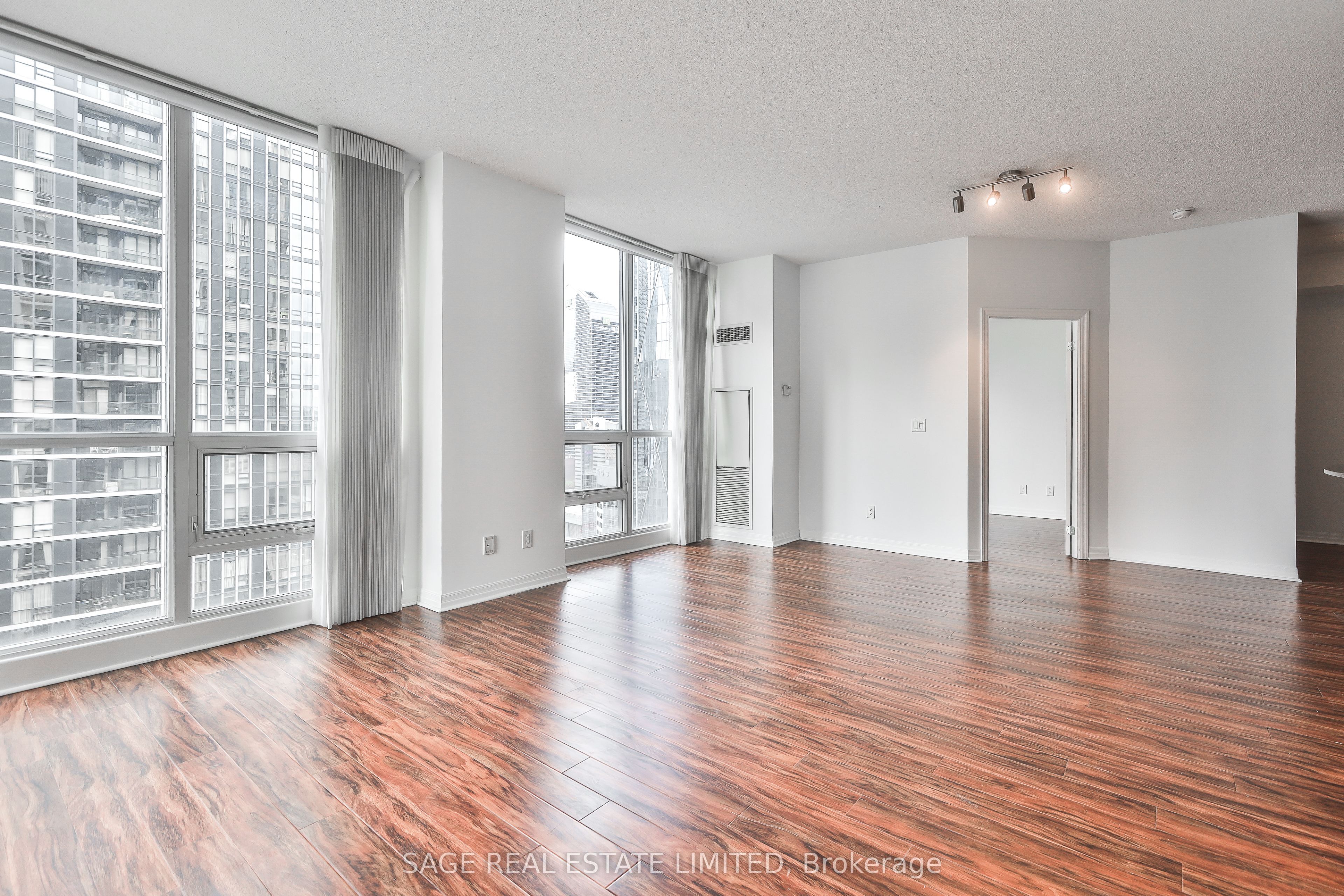 16 Yonge Street 2711, Toronto, ON M5E 2A1 photo 4