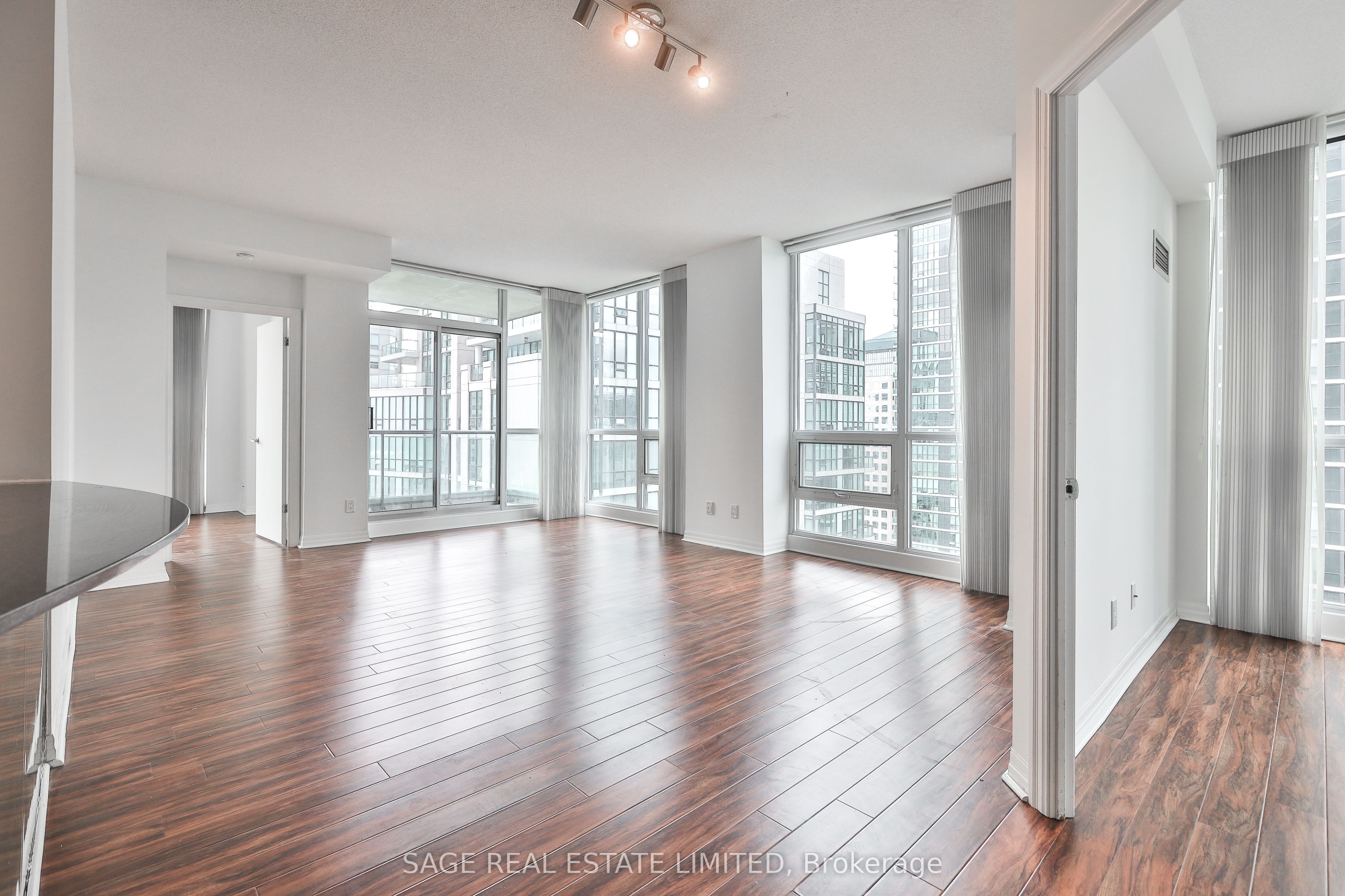 16 Yonge Street 2711, Toronto, ON M5E 2A1 photo 5