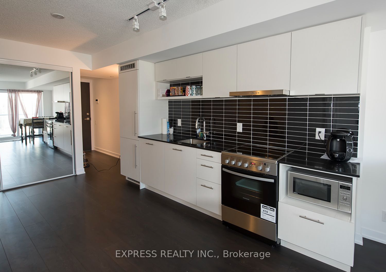 365 Church Street 1613, Toronto, ON M5B 0B5