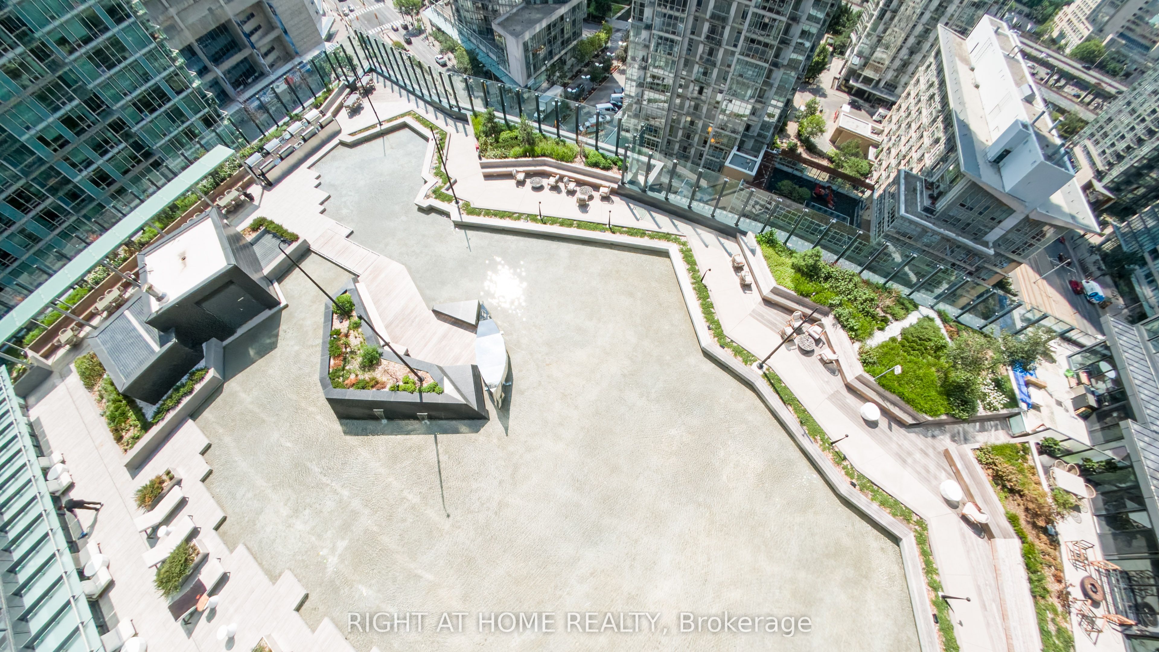 1 Concord Cityplace Way 5606, Toronto, ON M5V 0X3 photo 4