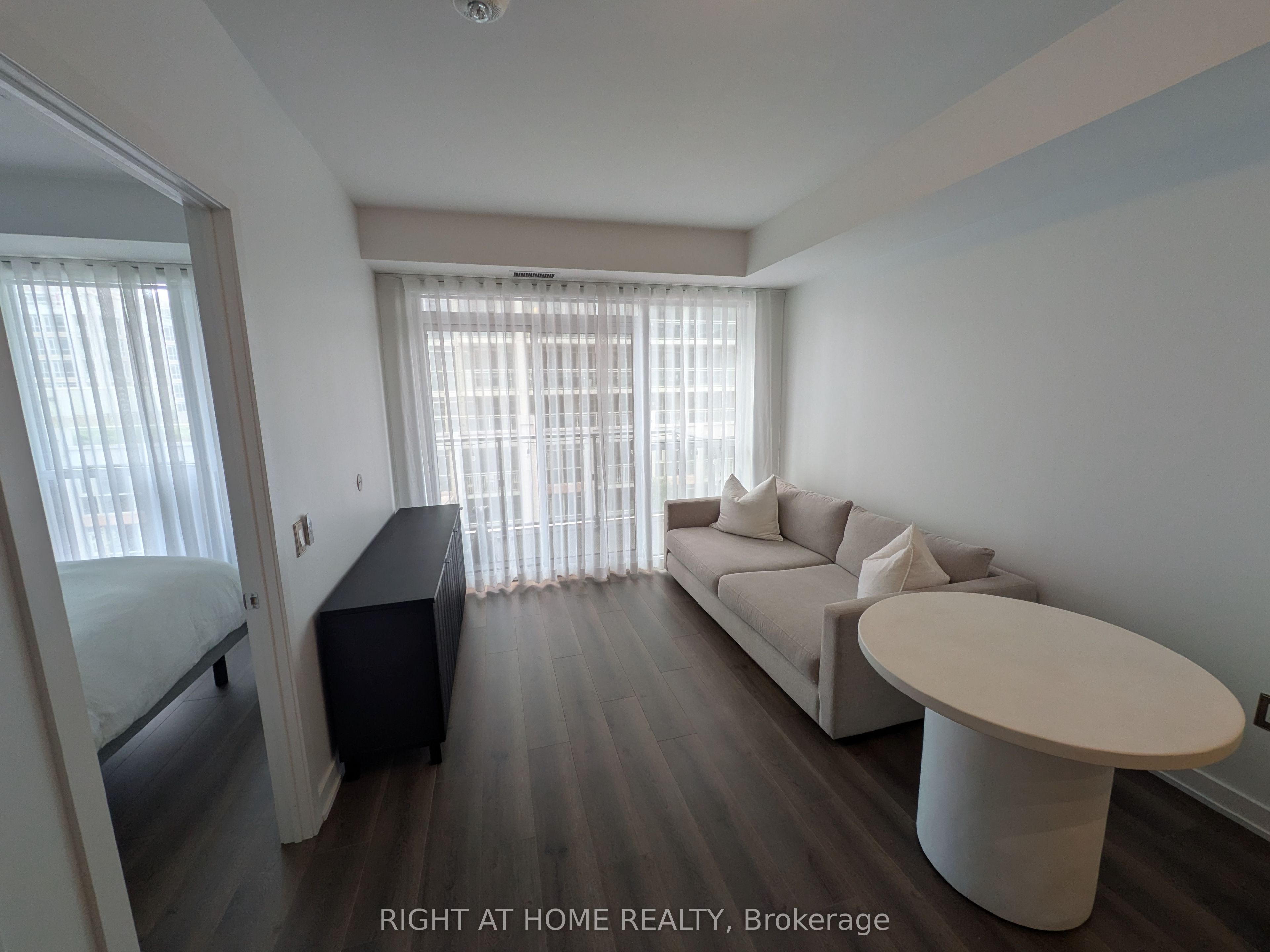 38 Iannuzzi Street 628, Toronto, ON M5V 0E8