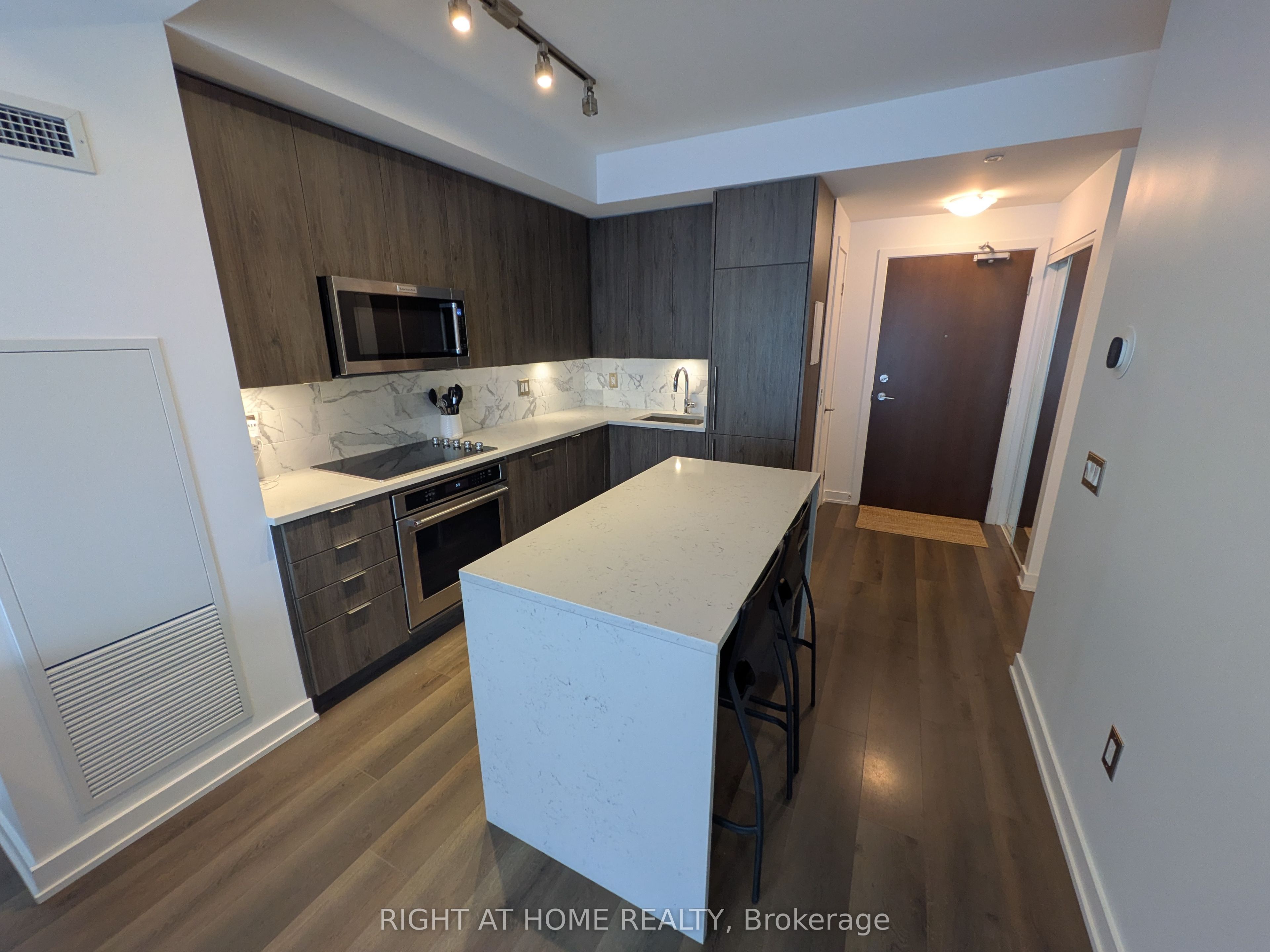 38 Iannuzzi Street 628, Toronto, ON M5V 0E8 photo 2