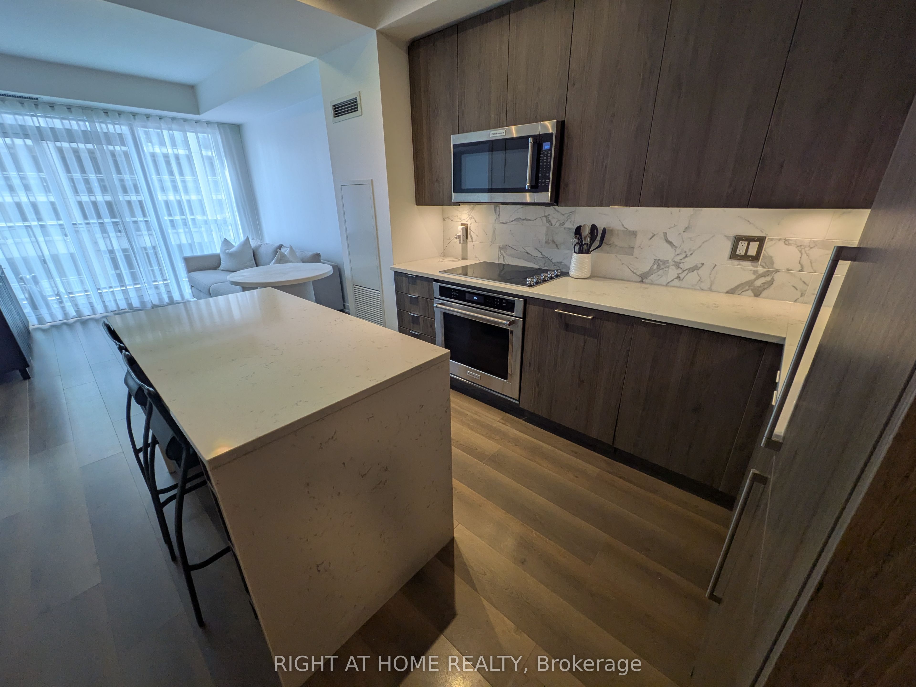 38 Iannuzzi Street 628, Toronto, ON M5V 0E8 photo 3