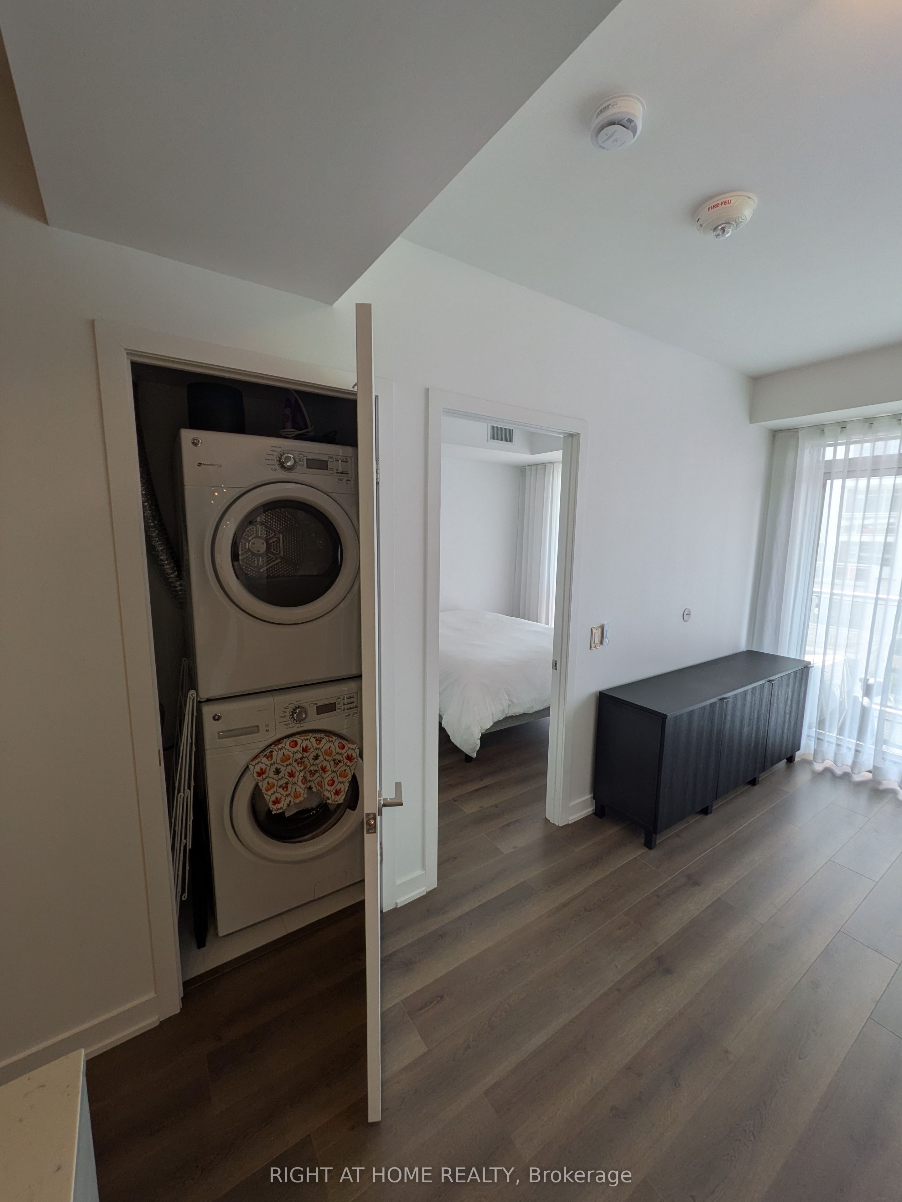38 Iannuzzi Street 628, Toronto, ON M5V 0E8 photo 4