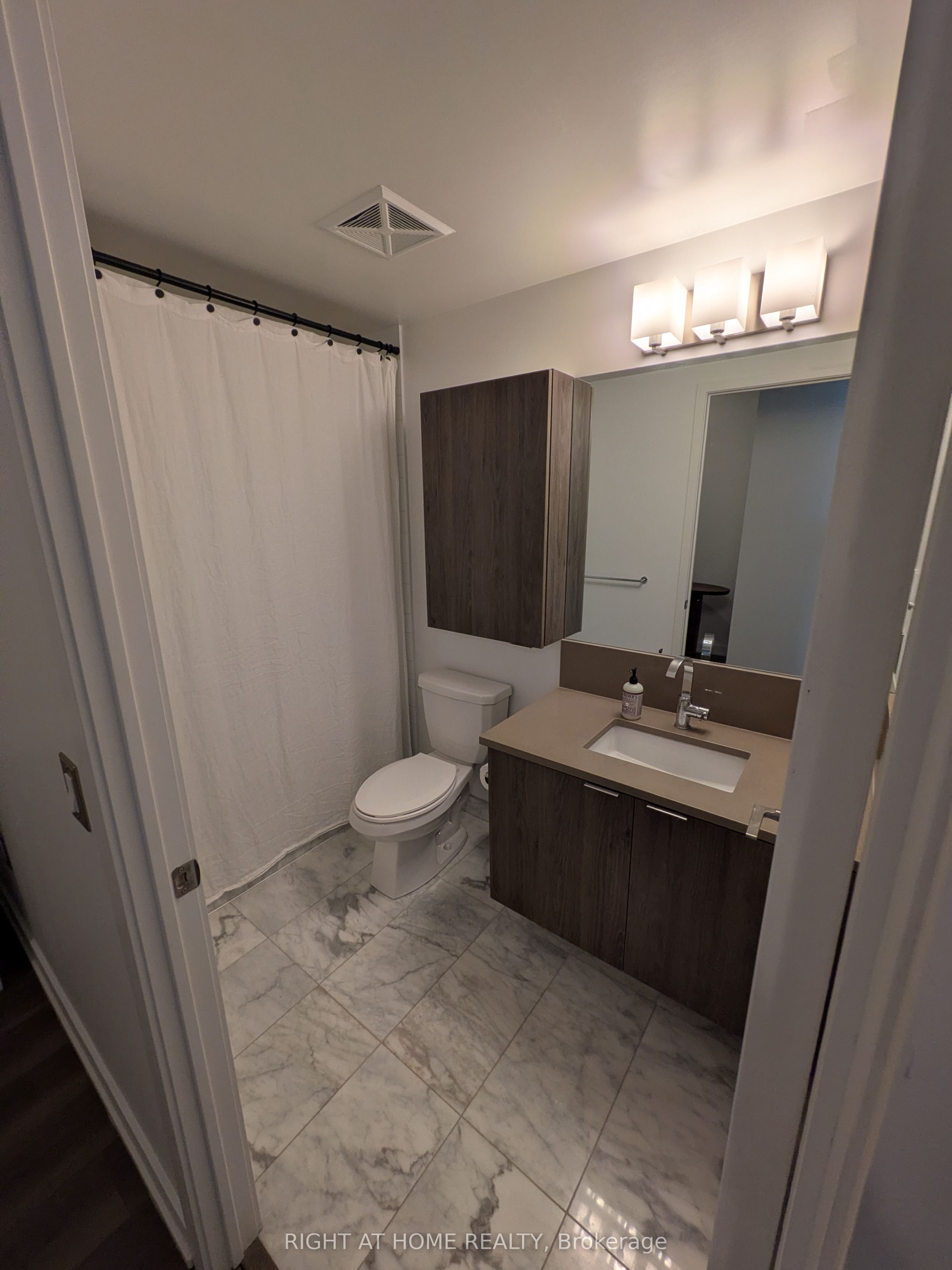 38 Iannuzzi Street 628, Toronto, ON M5V 0E8 photo 5