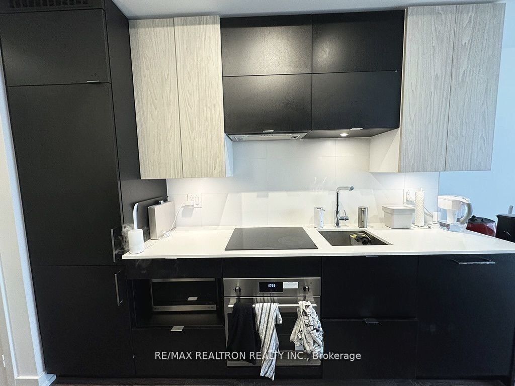 20 Edward Street 2422, Toronto, ON M5G 0C5 photo 2