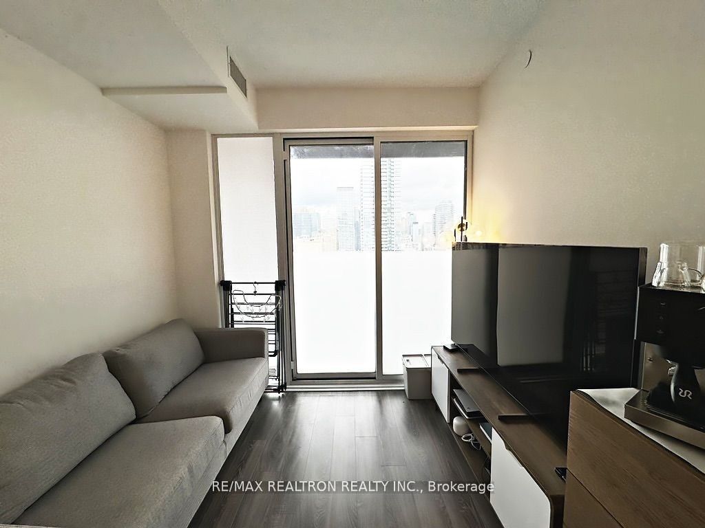 20 Edward Street 2422, Toronto, ON M5G 0C5 photo 3