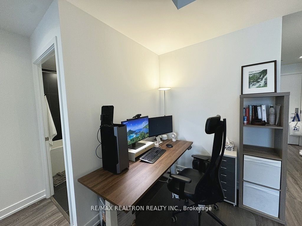 20 Edward Street 2422, Toronto, ON M5G 0C5 photo 4