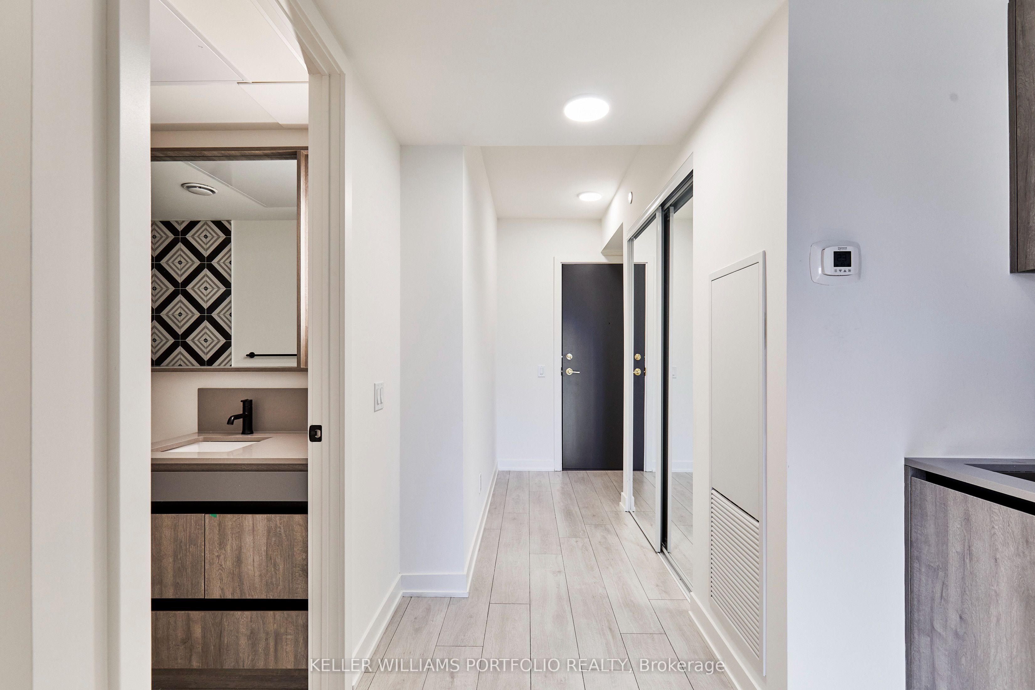5 Lakeview Avenue 520, Toronto, ON M6J 0H3 photo 2