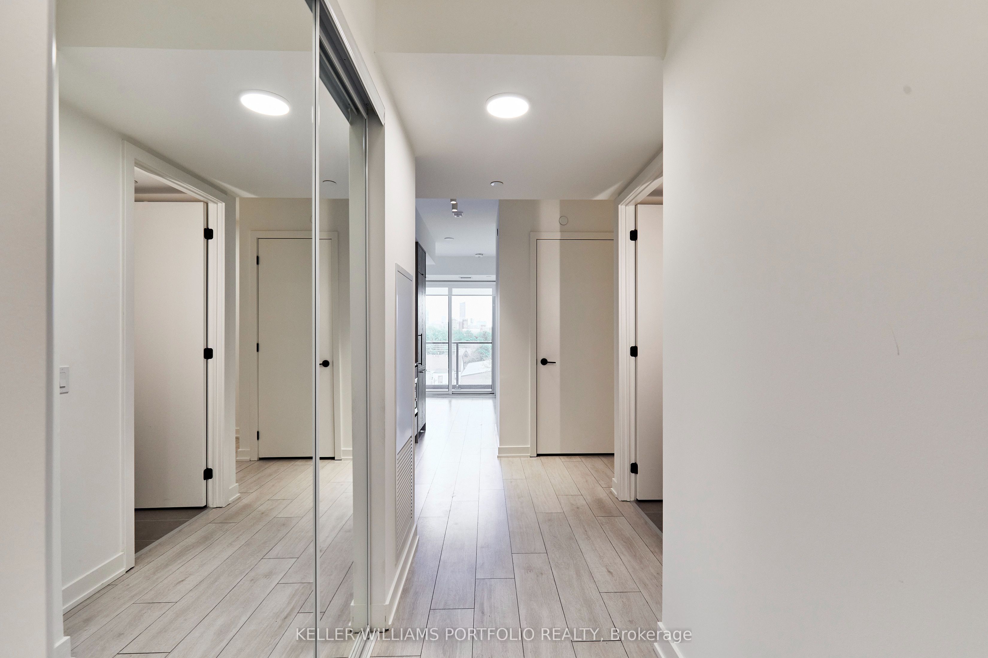 5 Lakeview Avenue 520, Toronto, ON M6J 0H3 photo 3