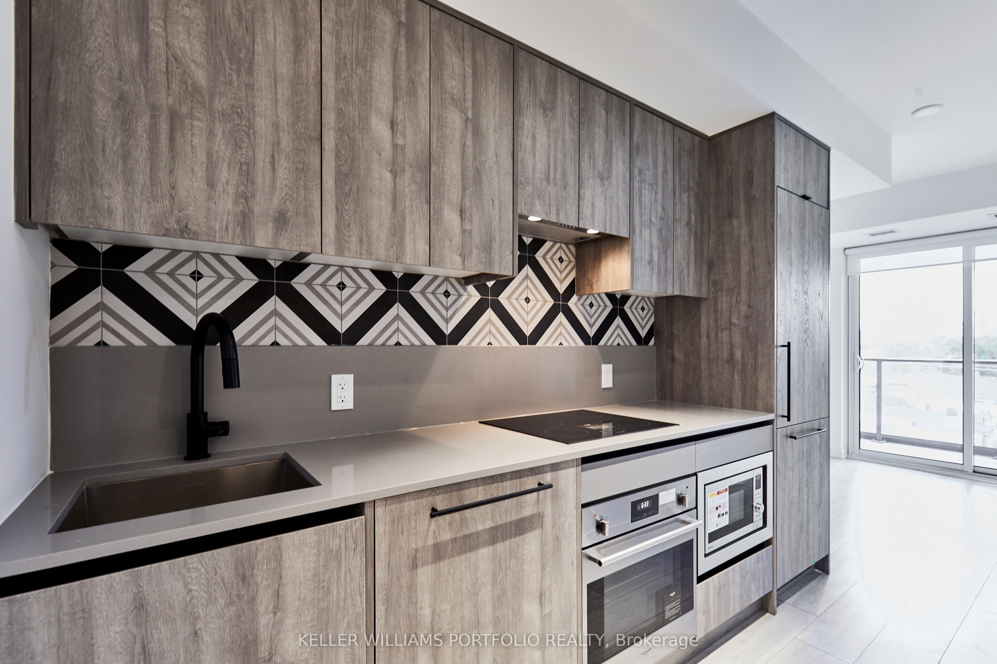 5 Lakeview Avenue 520, Toronto, ON M6J 0H3 photo 4