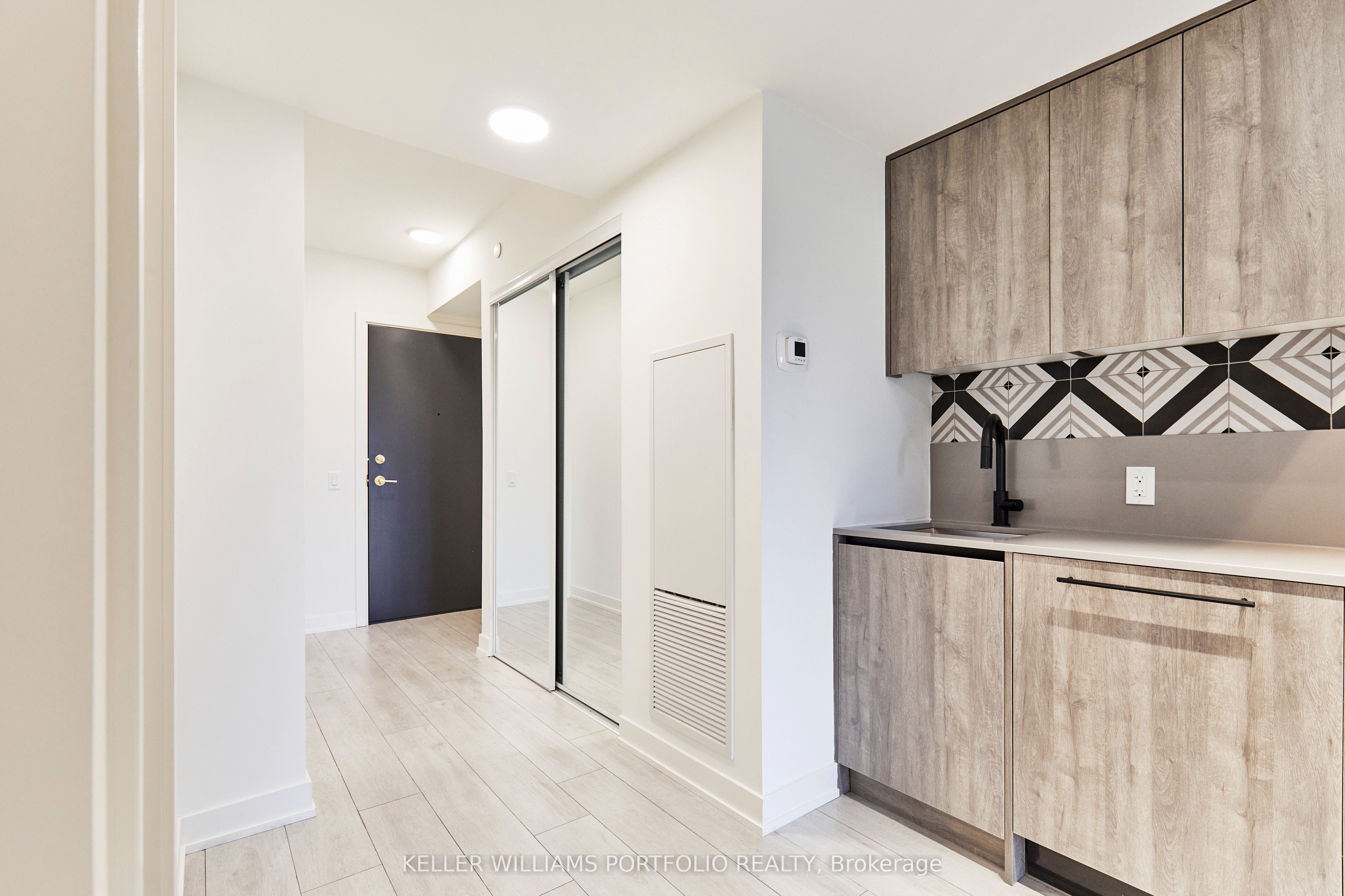 5 Lakeview Avenue 520, Toronto, ON M6J 0H3 photo 5