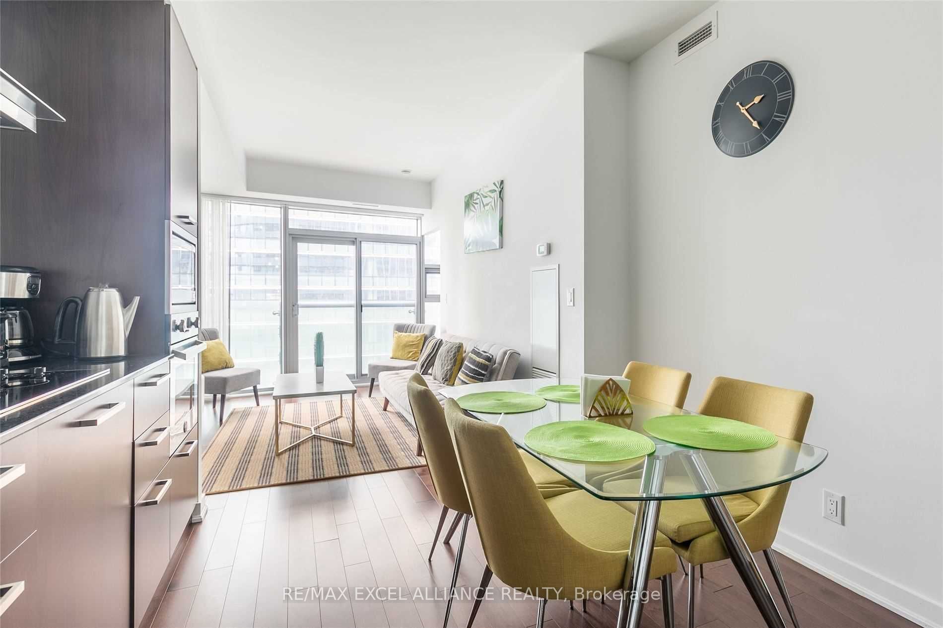12 York Street 1809, Toronto, ON M5J 2Z2 photo 2