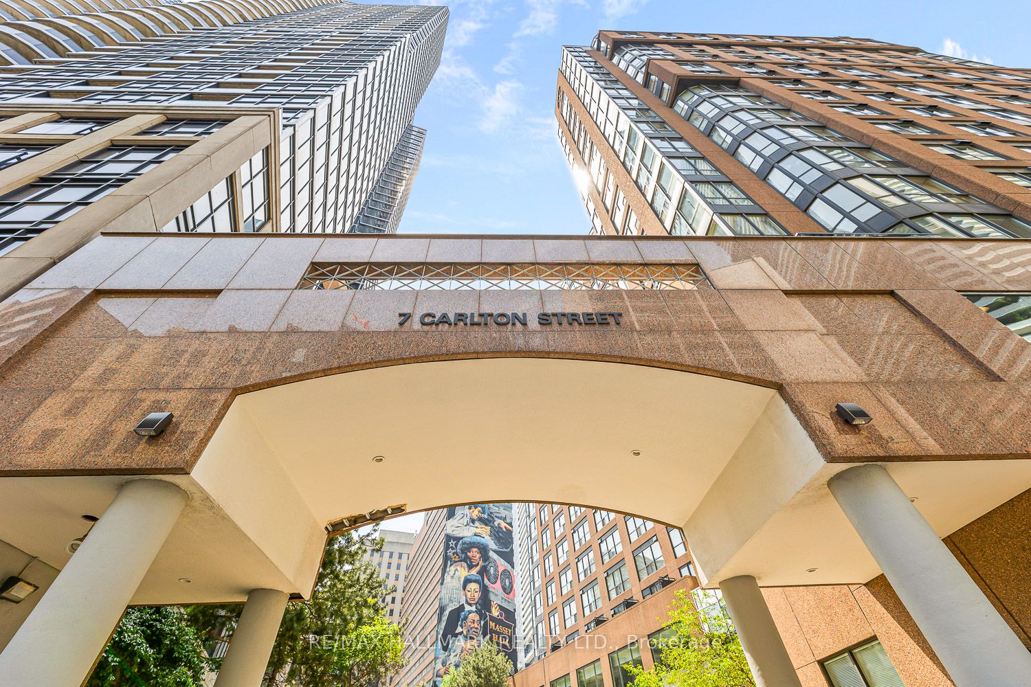 7 Carlton Street 1813, Toronto, ON M5B 2M3 photo 2