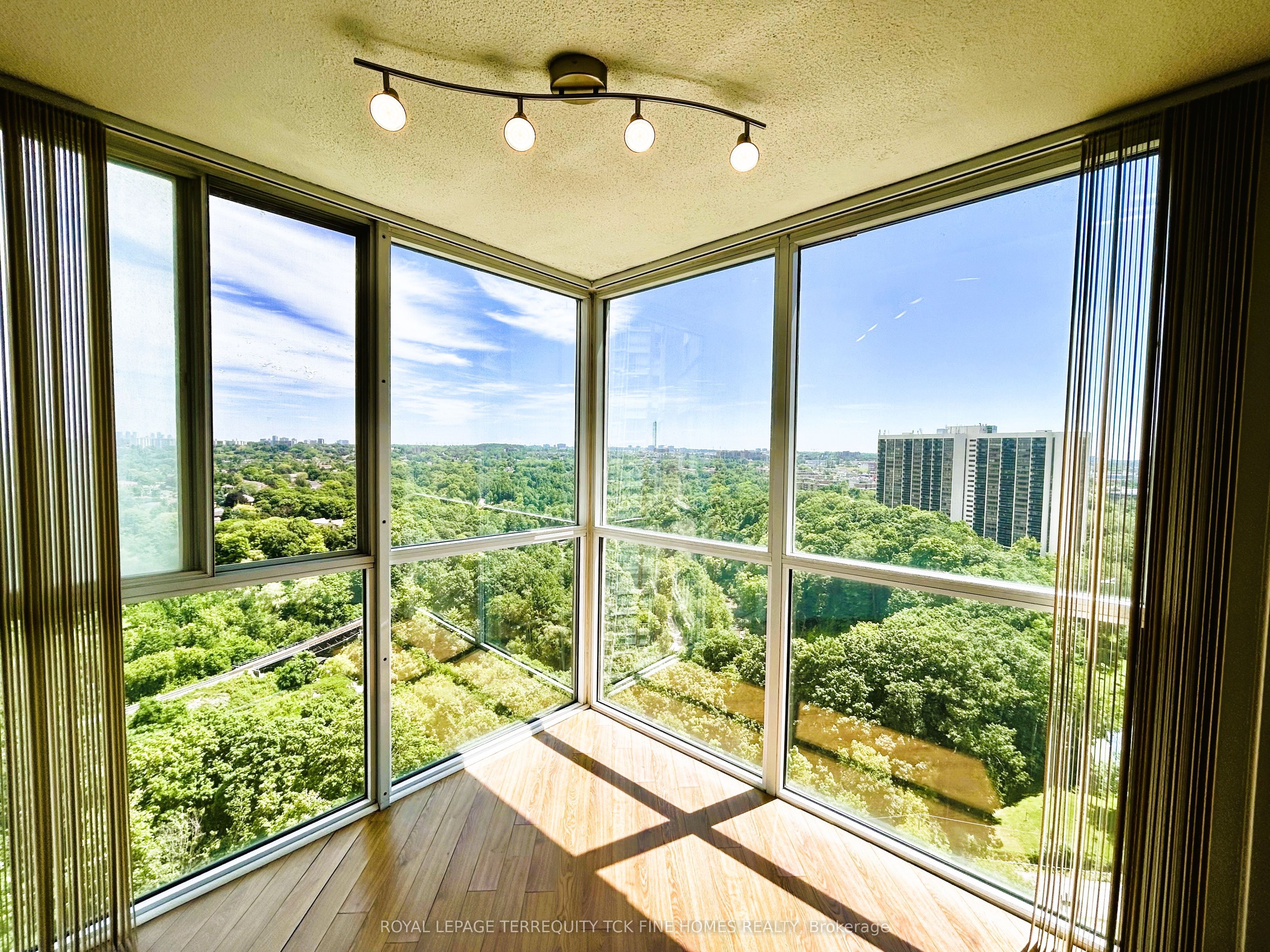 5 Concorde Place 1810, Toronto, ON M3C 3M8 photo 3