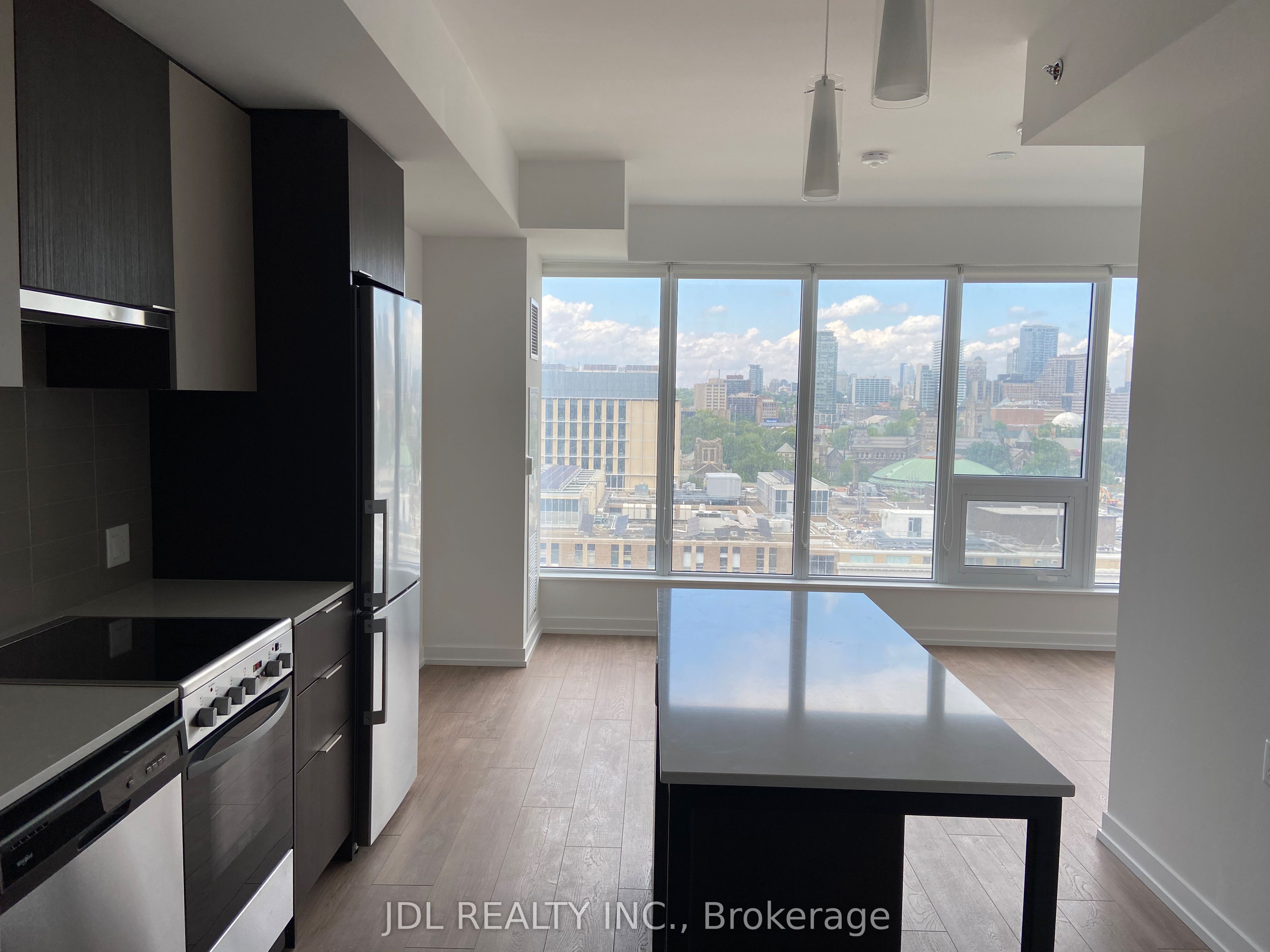 203 college Street 1306, Toronto, ON M5T 1P9