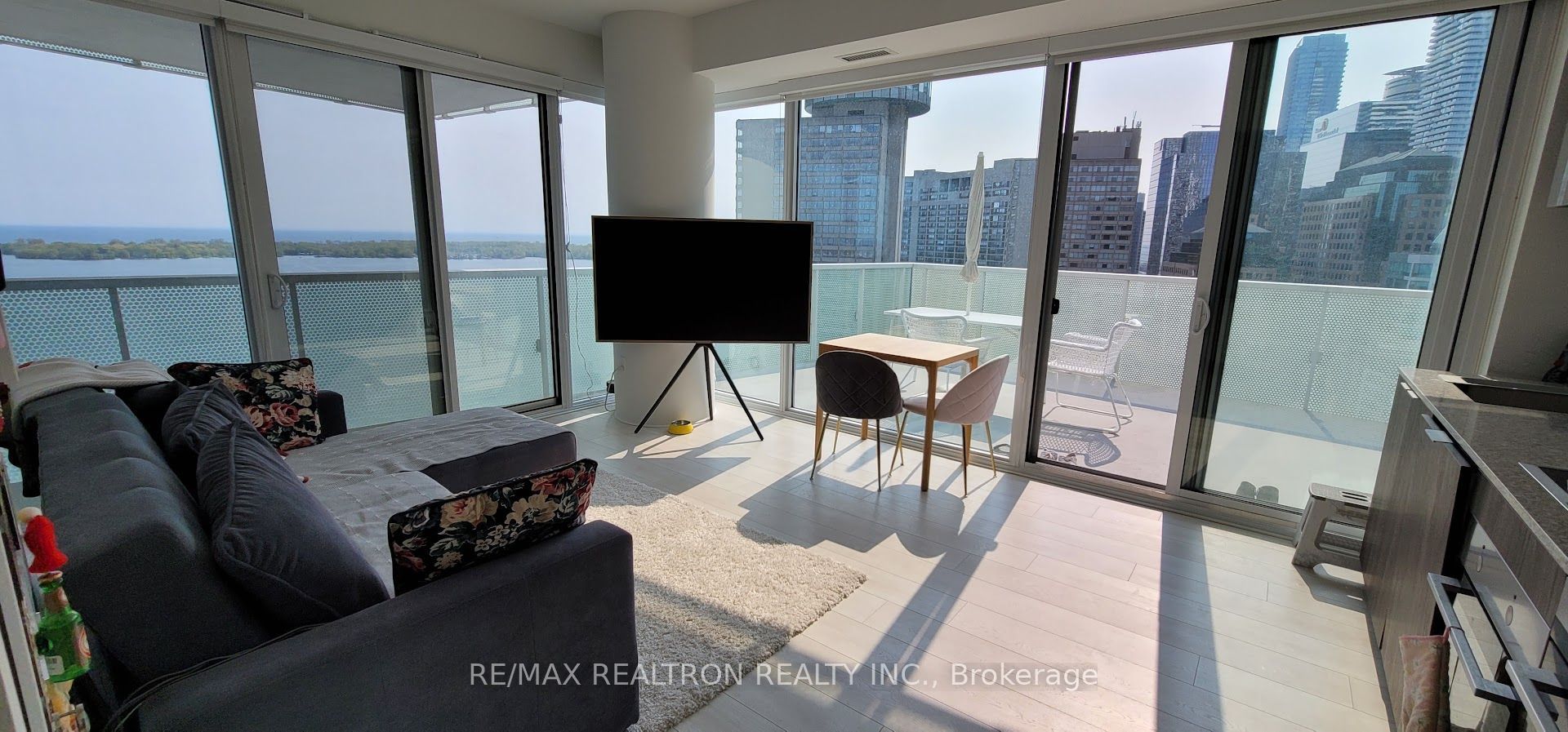 15 Queens Quay E 2404, Toronto, ON M5E 0C5 photo 3
