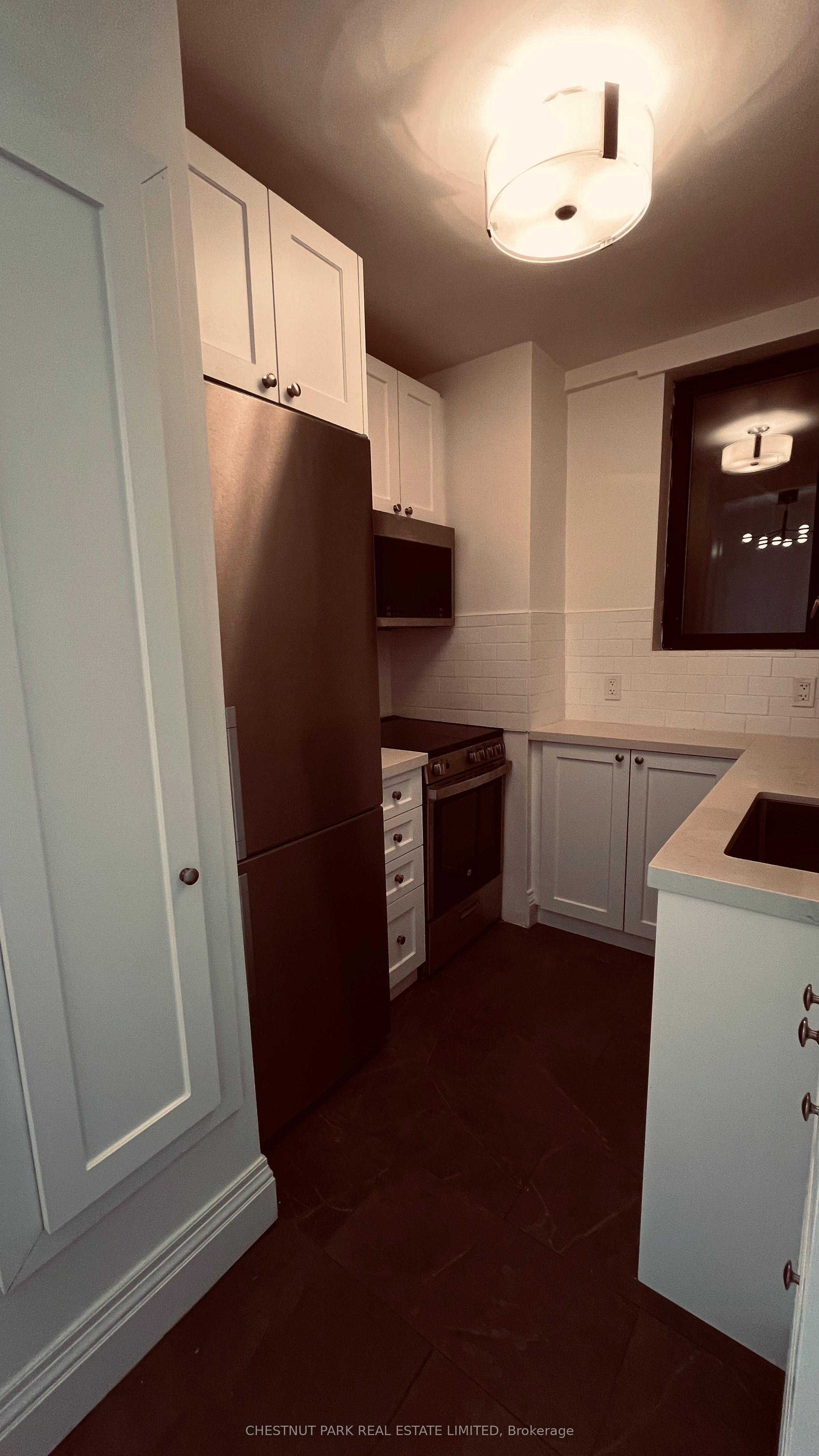 1 Clarendon Avenue 405, Toronto, ON M4V 1H8 photo 5