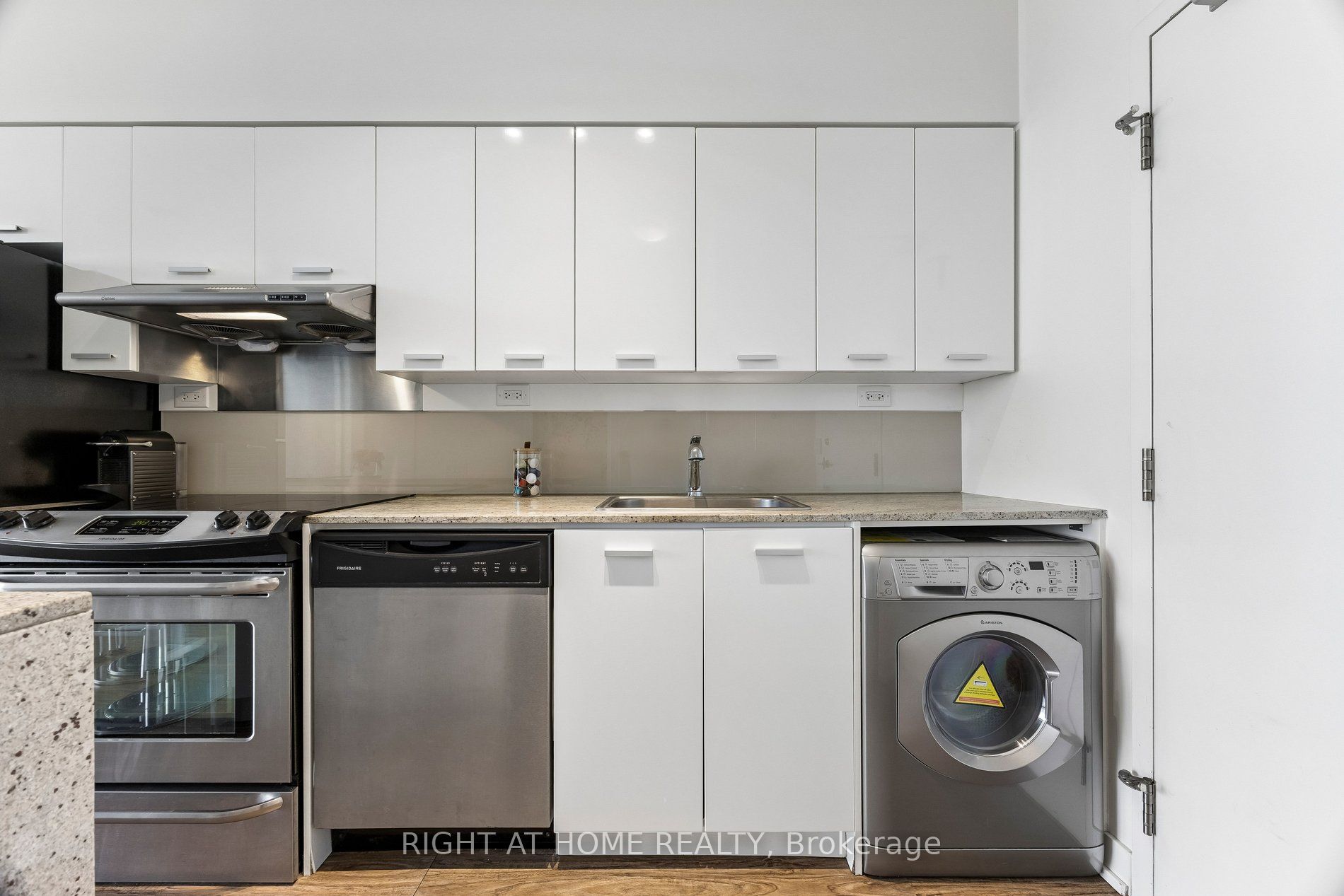 29 Singer Court 2306, Toronto, ON M2K 0B3 photo 4