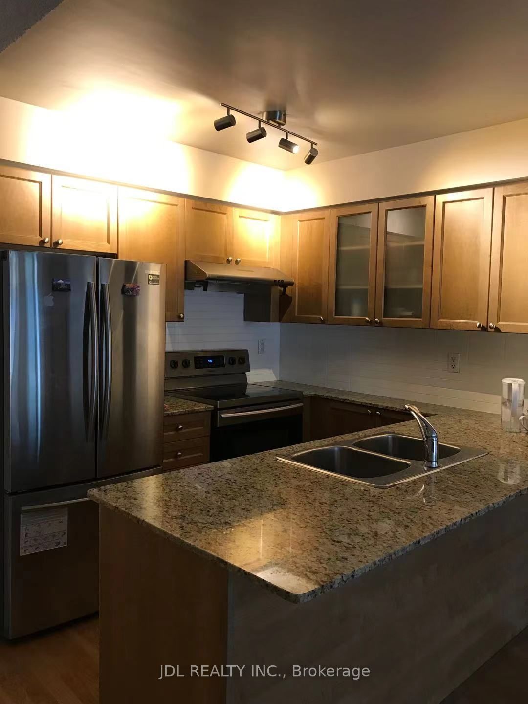 761 Bay Street 907, Toronto, ON M5G 2R2 photo 3